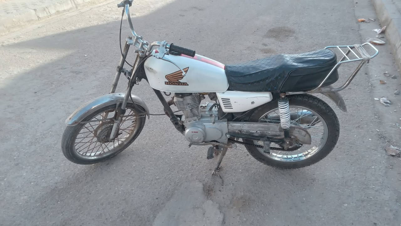 سلام عليكم  شباب عندي هاي دراجه للبيع سيدي مكفوله مكينه ما مفتوحه  دراجه ادوات مكفوله من سرقه وعشاير دراجه حلوه نضيفه مامتعوبه سعر 400 وبيها مجال وتدللون مكاني بصره رقم ***********
