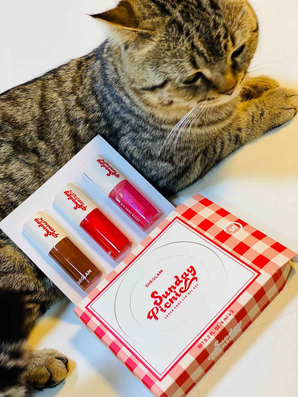 شيكلام استعدي لأحلى لمسة جاذبية مع مجموعة Sheglam Sunday Picnic – Layer Cake Lip Oil 💋🍓
ثلاث زيوت شفاه فاخرة ترطّب وتلمّع وتضيف لون ناعم يخلّي ابتسامتچ تخطف الأنظار ✨

💄 كلوسات الألوان المتوفرة بالمجموعة:
بني شوكليت 🤎 لمسة طبيعية دافية تناسب كل إطلالة.
أحمر توت ❤️ لإطلالة جريئة وأنثوية.
وردي غليتر 💖 بلمعة ساحرة مثالية للمناسبات اليومية والسهرات.

✔️ قوام خفيف وما يترك لزوجة
✔️ يمنح الشفاه مظهر ممتلئ وصحي
✔️ ممكن استخدامه وحده أو فوق أي روج لإضافة لمعة ✨

🍯 كل سيت يحتوي على ٣ زيوت شفاه – 6ml لكل واحد، يعني رفاهية تدوم معاچ طول اليوم 🌸

سعر السيت ٥ الف


**إذا كنت صاحب هذا الإعلان وتريد حذفه لأي سبب، رجاءا أرسل رسالة إلى الدعم الفني**