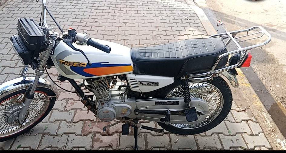 سلام عليكم درجه تايكر 20 وراق ضايعه درجه خير من الله مانقصه شي سعر275 وبيه مجال رقم *********** بس وتساب
