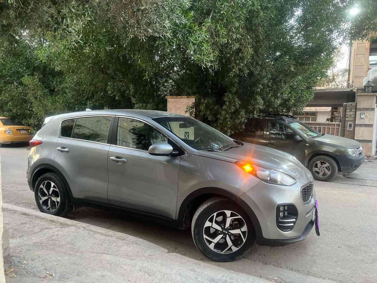 السلام عليكم 
سبورتج موديل 2020 مواصفات معروفه مال الامريكي 
شاشه جبيره
تحكم استيرن جهتين 
تبريد قطعتين 
كير 3 وضعيات سياقه سبورت نورمال وايكو . وتثبيت سرعه  وتحديد مسار  توقف ذاتي 
ضربتها بنيد نصه وجاملغ يعني قطعه ونص 
ماشيه السياره 80 كيلو مو ميل 
وسحبه صغير بالشاصي الايمن متبين ابد تبريد و كَير ومكينه خير من الله ميحتاجلها مصرف ربع
 ترايها للبصره وصور السونار منشوره رايدها ١٥٨ وبيها مجال ❤️❤️ *********** بغداد, العراق
