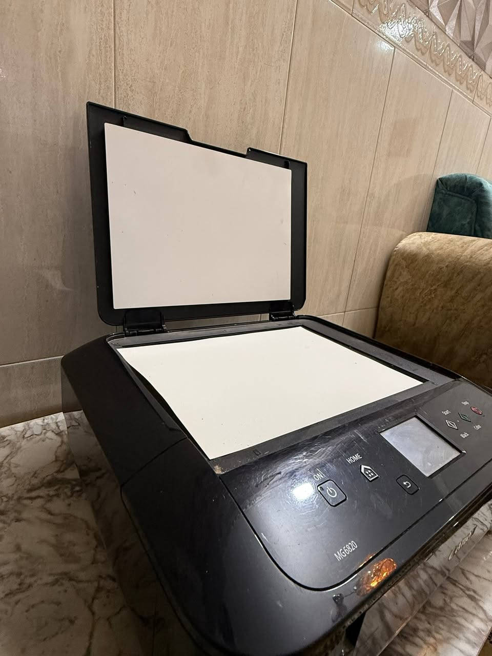 الطابعة مستخدمة استخدام بسيط
* ✅ طباعة، نسخ، ومسح ضوئي (3 في 1).

* ✅ اتصال لاسلكي Wi-Fi للطباعة من الهاتف والكمبيوتر.

* ✅ شاشة لمس ملونة قياس 3 بوصات.

* ✅ طباعة تلقائية على الوجهين (Duplex).

* ✅ دقة طباعة تصل إلى 4800 × 1200 dpi.

* ✅ سرعة طباعة تقريبًا 15 صفحة/دقيقة بالأبيض والأسود و9.7 صفحة/دقيقة بالألوان.

* ✅ ماسح ضوئي بدقة 1200 × 2400 dpi.

* ✅ تدعم الطباعة من بطاقات الذاكرة ومن تطبيقات الهواتف الذكية. 

السعر : 150 الف 

للتواصل : ***********
