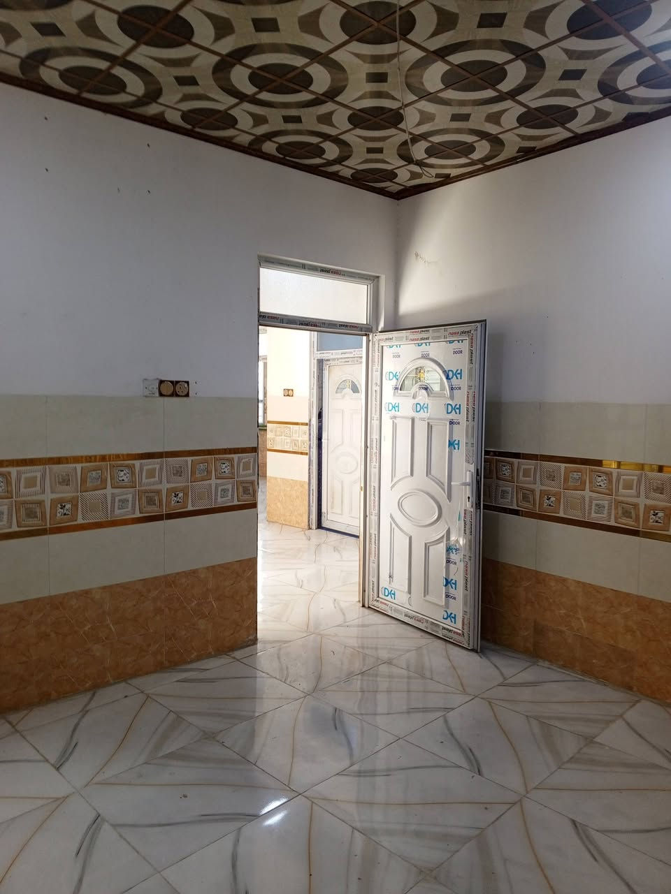 مكتب الكوخ الذهبي للعقار
لدينا دار للايجار المساحه
 ١٥٠ متر في حي الميثاق
 قرب مدرسه مكه غرفتين
 نوم وهول واستقبال
ومطبخ ومشتملات وكراج
***********
***********
باداره مصطفى المشهداني
