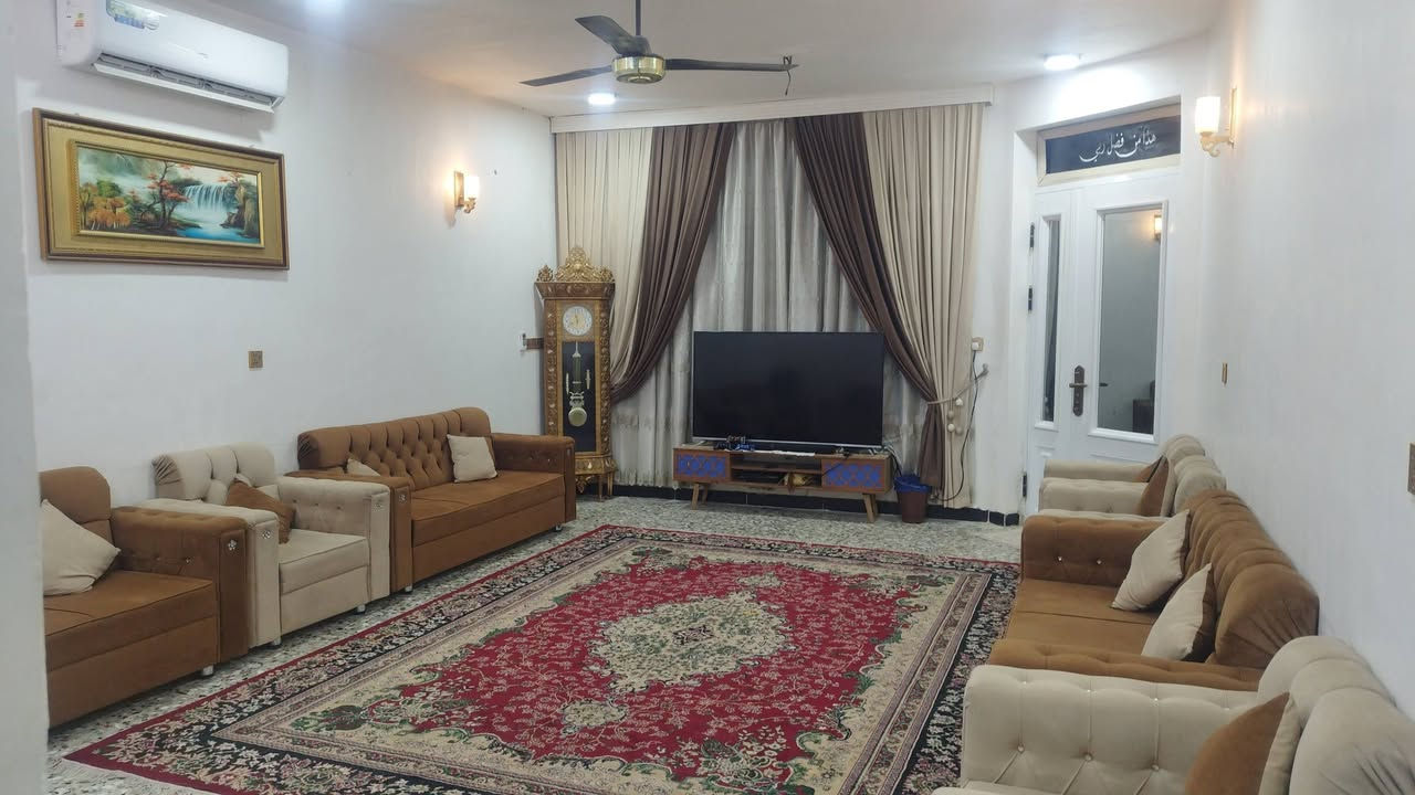 بيت للبيع المساحة 200 متر  الواجهة 10 والنزال 20 الموقع مميز في سبع البور  الضباط الجديدة  رقم العقار 16،920
نافذ على شارع 60 وعلى شارع 40 في سنتر سبع البور ضهر البيت مستشفى الجوادين والقطاع الصحي بالقرب من مطبعة الرواد
البيت بناء حديث سنة 2023 البيت كامل من كل شيء
تأسيس كاميرات دفن
مدخل البيت ابواب قاصة
تاسيس سبالت دفن
تاسيس ستلايت دفن
ابواب الغرف خشب تركي درجة اولى
شتايكر كامل كل اسطح البيت
الارضية كاشي عراقي
تاسيس غسالة اوتوماتيك 
جميع النقاط الكهربائية درجة اولى 
مطبخ حار  مع مطبخ بارد
الطابق الارضي سيراميك من الارضية الى السقف
يحتوي الدار على 3 حمامات مساحة كل حمام 4×2.5 ويحتوي على كراج سيارة
واربع غرف نوم ومطبخ كبير واستقبال كبير  وهول للضيوف
نقص البيت فقط واجهة مابي
السطح والمناور  وخارج البيتونة ملبوخ كامل
البيت متعوب عليه سند بأسمي اجازة بناء طابو صرف على طاپو الكاضمية

السعر ع الخاص او الاتصال على الرقم ***********
اسف لعدم ذكر السعر بسبب اصحاب التعليقات السلبية
   رقم العقار 16،920
