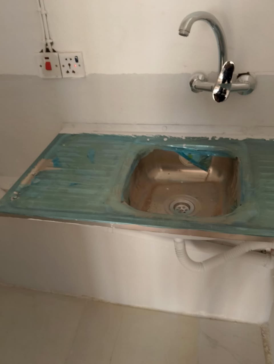 إعلان عن غرفة ومنافعها للإيجار 🌟
‏
‏السلام عليكم ورحمة الله وبركاته،
‏ اتمنى ان يكون بموافقة الإدارة أو صاحب المنشور، نعلن عن توفر غرفة كبيرة مع منافعها للإيجار في موقع مميز بوسط مدينة الديوانية.
‏
‏🔹 مواصفات العقار:
‏
‏غرفة واسعة بمساحة 8×3.5 م
‏
‏تحتوي على حمّام (صحيات) و مطبخ صغير
‏
‏سنة البناء: 2023
‏
‏موقع الغرفة:
‏الديوانية – حي الجديدة – وسط المدينة
‏نهاية شارع المواكب من جهة أهل الشط
‏ثاني شارع على اليمين من مدخل شارع الإطارات
‏قرب مركز الأسنان التخصصي الحكومي أو قسم تطبيق دكاترة الأسنان في الجديدة
‏
‏لها باب خاص على الشارع العام
‏
‏
‏🔹 ملاحظات:
‏
‏يفضَّل أن تكون لعائلة صغيرة.
‏
‏يمكن الاتفاق على تأجير مؤقت (لفترة محدودة)، وفي هذه الحالة يتم التساهل في بعض الإيجار.
‏
‏أما في حال الإيجار لسنة أو أكثر، فسيكون السعر مناسبًا ويرضي المستأجر بإذن الله.
‏
‏
‏💰 الإيجار الشهري: 200,000 دينار عراقي (قابل للتفاوض)
‏
‏📞 للتواصل والاستفسار:
‏
‏الأستاذ حيدر (أبو أحمد): ***********
‏
‏الأستاذ سيف: ‪***********‬
‏
‏
‏🎥 لمشاهدة فيديو الغرفة:
‏اضغط هنا لمشاهدة الفيديو على فيسبوك
‏
‏https://www.facebook.com/share/p/1GUi8NWdo4/
‏---
‏
‏🔸 ملاحظة مهمة:
‏نرجو من الجميع الالتزام بالصدق عند التواصل، وعدم إجراء مكالمات أو وعود غير جدية، لأن هذا يسبب إرباكًا للجادين المحتاجين فعلاً للسكن.
‏وكذلك نرجو من الإخوة والأخوات الكرام تجنّب التعليقات غير المفيدة، وإذا لم يرق لكم الإعلان فيُكتفى بتجاوزه بكل احترام.
‏
‏نسأل الله التوفيق للجميع،
‏تحياتنا – أبو هاني 🌿
‏
