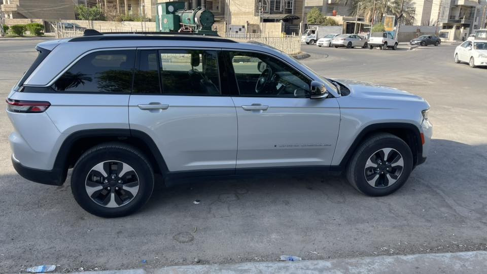 تم تنزيل السعر
السلام عليكم 

للبيع — Jeep grand cherokee 4xe 2024

📌 الموديل: 2024
📌 الفئة: 4xe — هايبرد (بنزين + كهرباء)
📌 الممشى: 25,000 فقط
📌 الدفع: رباعي 4×4
📌 الحالة: نظيفة جداً — جاهزة للاستخدام

 السياره بدون صبغ فقط جاملغ مرجع بارد

⭐ مميزات السيارة:

 • نظام هايبرد اقتصادي
 • عزم قوي وأداء ثابت
 • مريحة للمدينة وممتازة للطرق الخارجية
 • محافَظة وماشية قليل

💰 السعر المطلوب: 335 ورقة
📍 الموقع: بغداد — الكاظميه
📞 للتواصل: ***********
