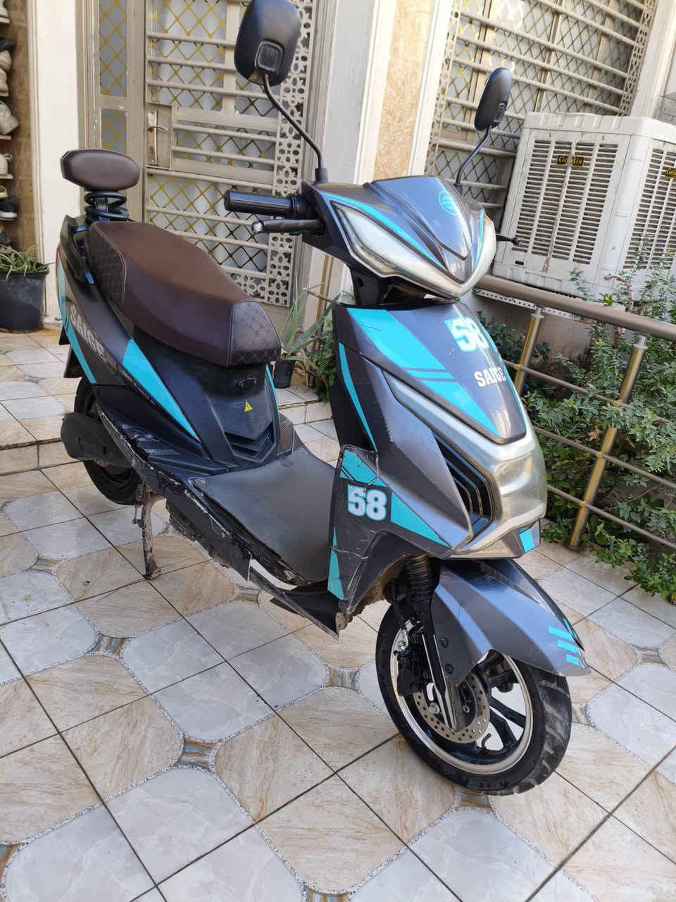 لسلام عليك
دراجة شحن للبيع
ملفها 3000 😯
لايتات عالي و ناصي 😑
بطاريات جدد 
اشاير يمنة و يسرى
بيها سويجين و بصمتين و تشغلي عن بعد 
عنواني بغداد الشرطة الخامسة دوانم 
الي يحب يتواصل هاذة رقمي ***********
السعر 800 و بيها مجال للشراي
* دراجة تجي اشوفها على راحتك ادكلبها تفحص البطاريات على راحتك
