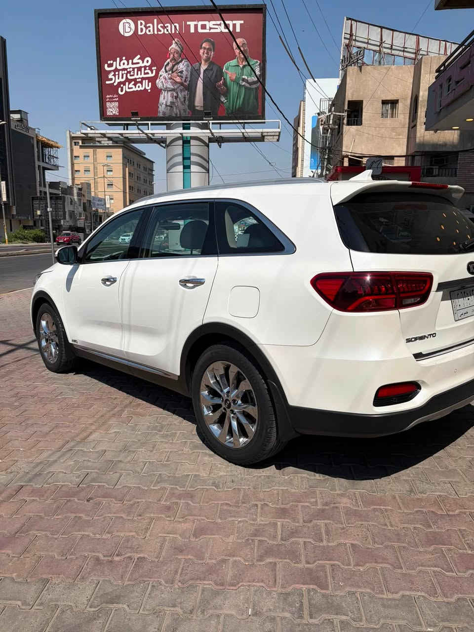السلام عليكم للبيع كيا سورنتو موديل 2019 خليجي فول مواصفات فور ويل  بنوراما مقاعد تدفئة وتبريد ومقاعد خلفية تدفئة  ومقاعد كهرباء اريل نفكيشن السيارة ماشية 26.000 km حقيقي السيارة استخدام شخصي والحمدلله بعدها جديدة وبحالة الوكالة بيه صبغ بين البابتين جهة اليمين من الاسفل فقط وبارد بسيط بالصندوق 
السيارة مكانه بغداد المنصور وسعره 258 وبيه مجال بسيط
للاستفسار ***********
