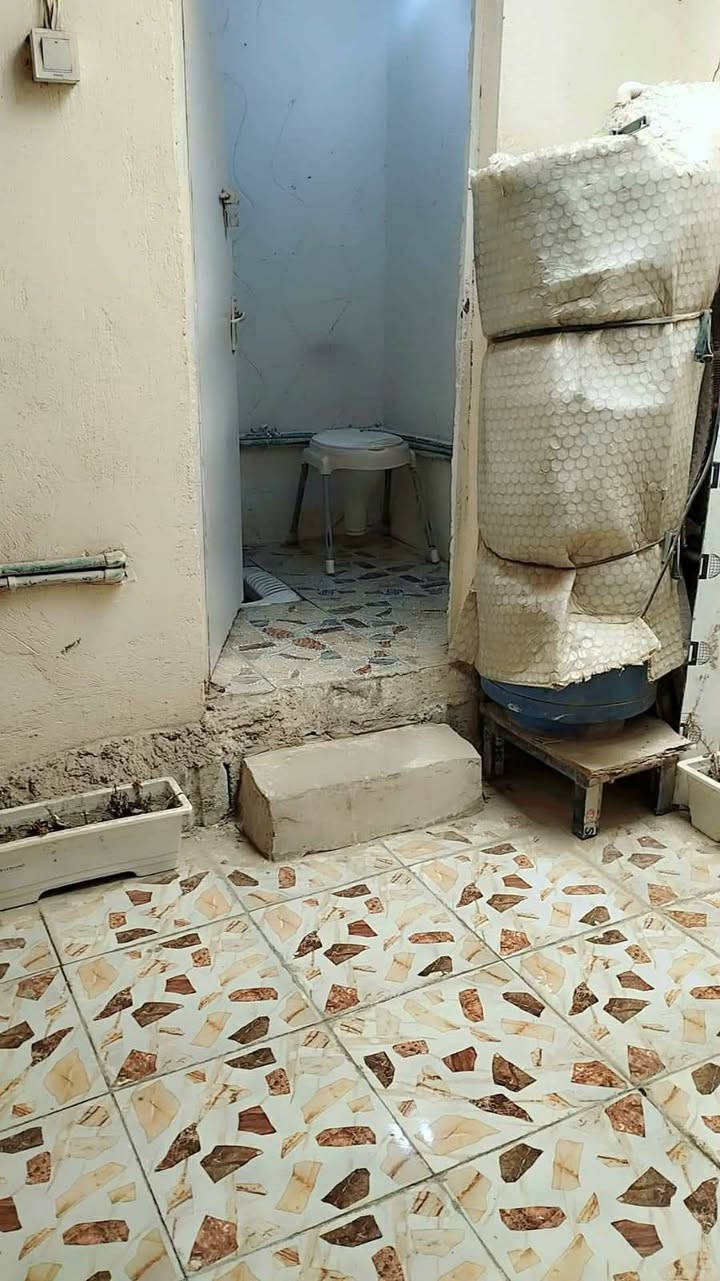 السلام عليكم عندي دار للبيع المساحه الكليه 110 متر طابو زراعي سند 25 تحويل مباشر باسم المشتري متوفره كل الخدمات الورديه سيف سعد قرب سنتر 30 السعر (35) وبي مجال الاستفسار مراجعه مكتب عقارات الحسام اتصل على رقم الهاتف ***********
