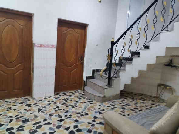 إعلان...
بيت للبيع مساحة 100متر واجه 8.5متر
طابقين في حي الحكم مقابيل خدمات 
الطابق الاول 
غرفتين وصاله ومطبخ وبراني وصحيات داخليه وخارجيه 
الطابق الثاني غرفه وصاله وصحيات ومخزن
يباع نقد ولايباع على المبادره 
السعر قفل 90
***********
