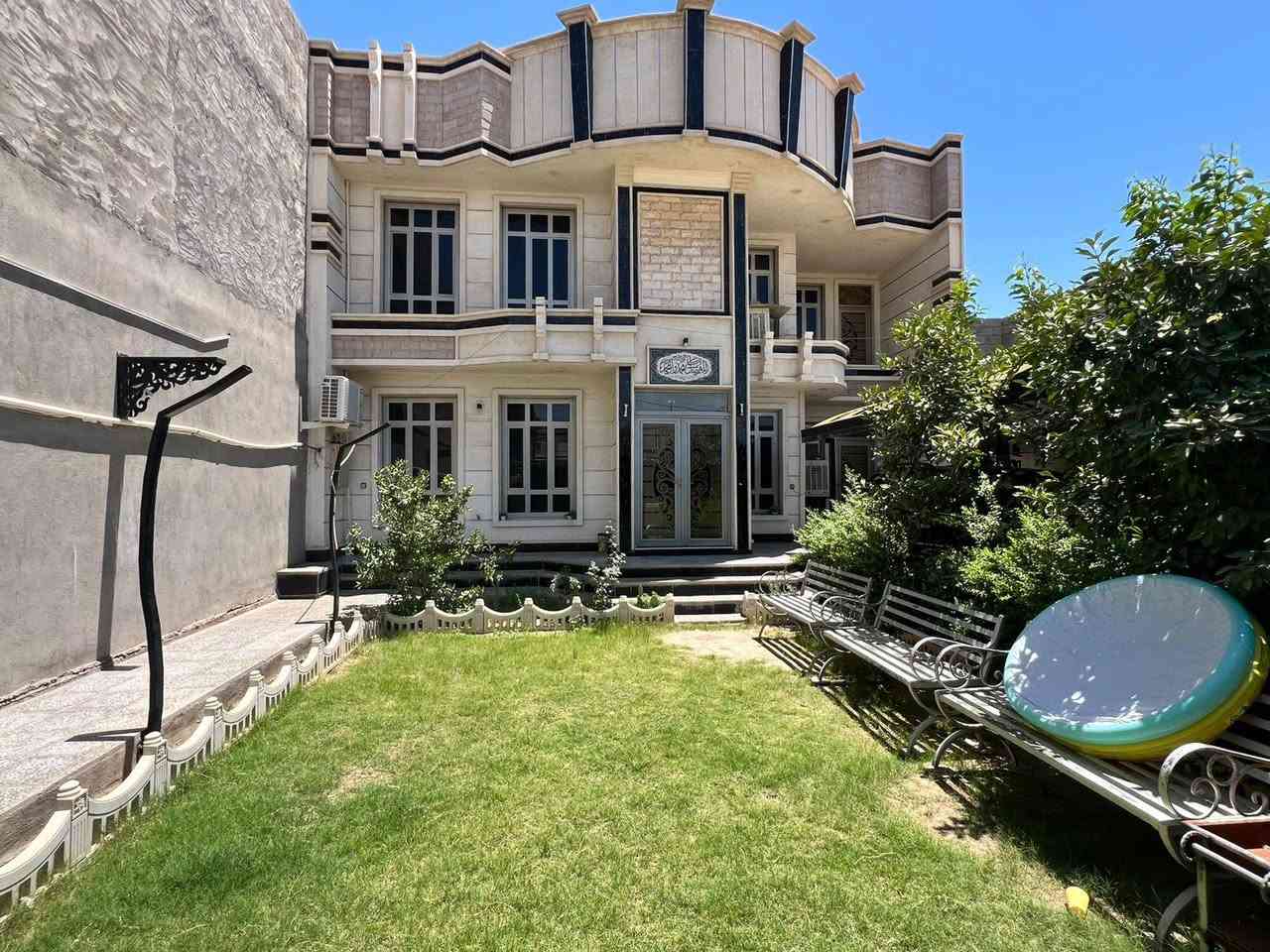​🏠 بيت ملك صرف للبيع – بمواصفات VIP وأثاث كامل 🏠
الموقع المميز:

📍 الأنبار - الفلوجة / التأميم الثانية

📍 الشارع: شارع دهام المهنى (على شارع بعرض 12 متر نافذ على شوارع 40 و 60 متر).

📍 الخدمات: كامل الخدمات (ماء، مجاري، كهرباء). الشارع ضمن المقاطعة الثانية المشمولة بالتبليط (بعد إكمال المقاطعة الأولى).

​📐 المساحة والتصميم الداخلي

​المساحة الإجمالية: 450 متر مربع.

​عدد الغرف: 6 غرف نوم كلها نظام ماستر (2 في الطابق الأرضي + 4 في الطابق العلوي).

​الملحقات الخارجية: مضيف فخم + استقبال تابع للمضيف + مجمع صحيات خارجي يخدم الكراج والمضيف.

​الحديقة والكراج: حديقة واسعة تحتوي على جلسة عربية مميزة + كراج سيارات كبير يتسع لـ 3 سيارات كبيرة.

​✨ التشطيبات والديكور (درجة أولى)

​الأرضيات: مرمر فاخر للبيت من الداخل، والكراج مغطى بالكاشي عالي الجودة.

​الأسقف: نقوش وديكورات حديثة (جبس بورد) مع ثريات فخمة راكبة بالكامل.

​🛋️ الأثاث والمحتويات (البيع يشمل الأثاث بالكامل)

​البيت يباع مع أثاثه بالكامل وجاهز للسكن فوراً، ويضم:

​أجهزة التبريد (السبالت والمكيفات) لجميع الغرف والصالات.

​ديوان فخم للمضيف.

​تخم قنفات الصالة.

​الكاونترات الجاهزة.

​بقية أثاث البيت المتكامل.

​📞 للاستفسار والتواصل

​للمزيد من المعلومات أو لتنسيق موعد للمعاينة، يرجى الاتصال على الرقم:

📱 ***********
