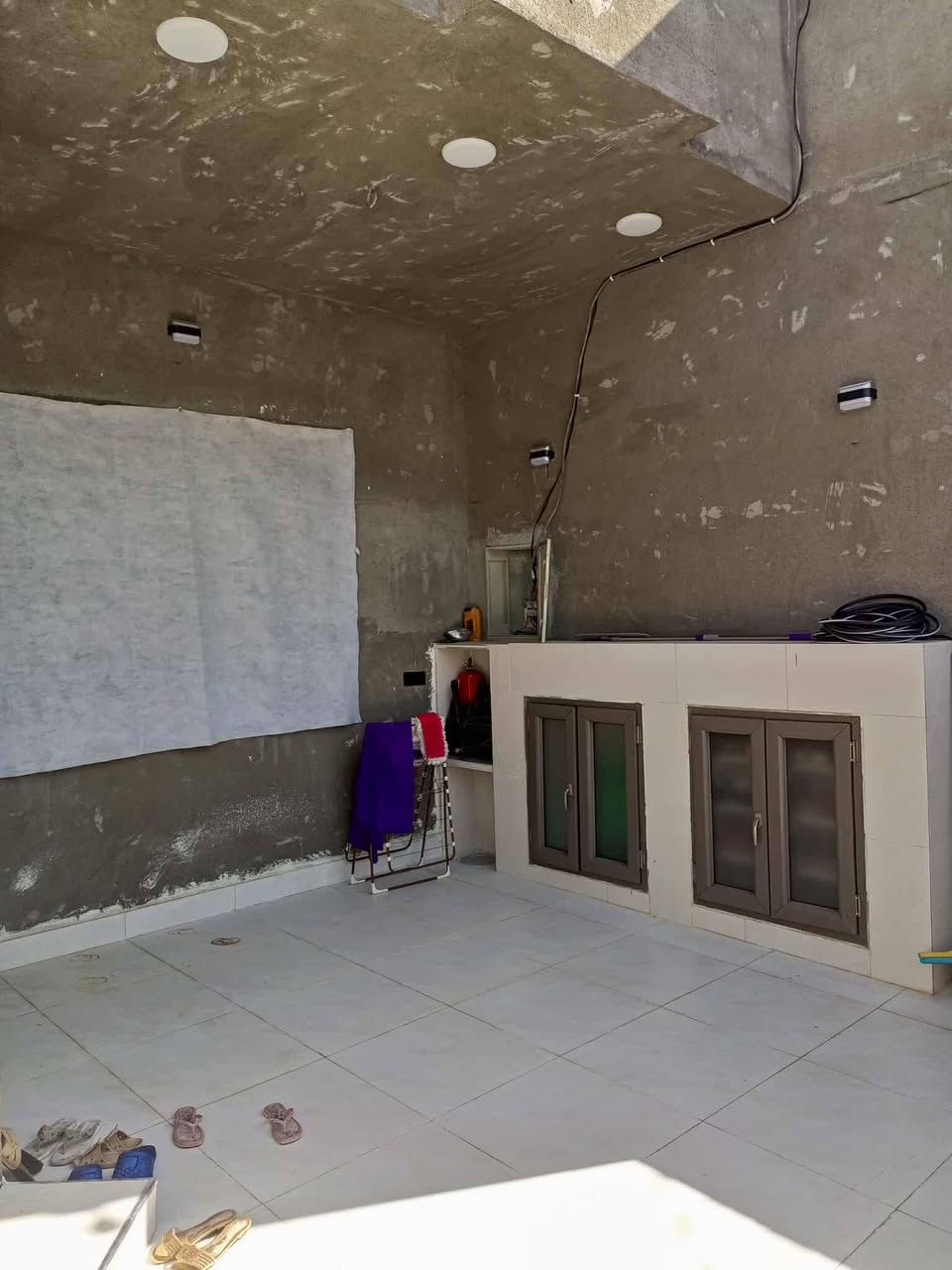 سلام عليكم بيت للبيع في خانقين  مساحه ٢٠٠م حي العمال خلف بازاري الوند البيت يتكون من غرفتين نوم هول استقبال مطبخ حار بارد البيت كله مغربي نظام دكت بناء حديت تواليت داخلي او خارجي بي تواليت غربي مطلوب اسكان 42مليون ينزل من السعر سعر البيت 135بي مجال اتصال على رقم *********** /***********بي واتساب
