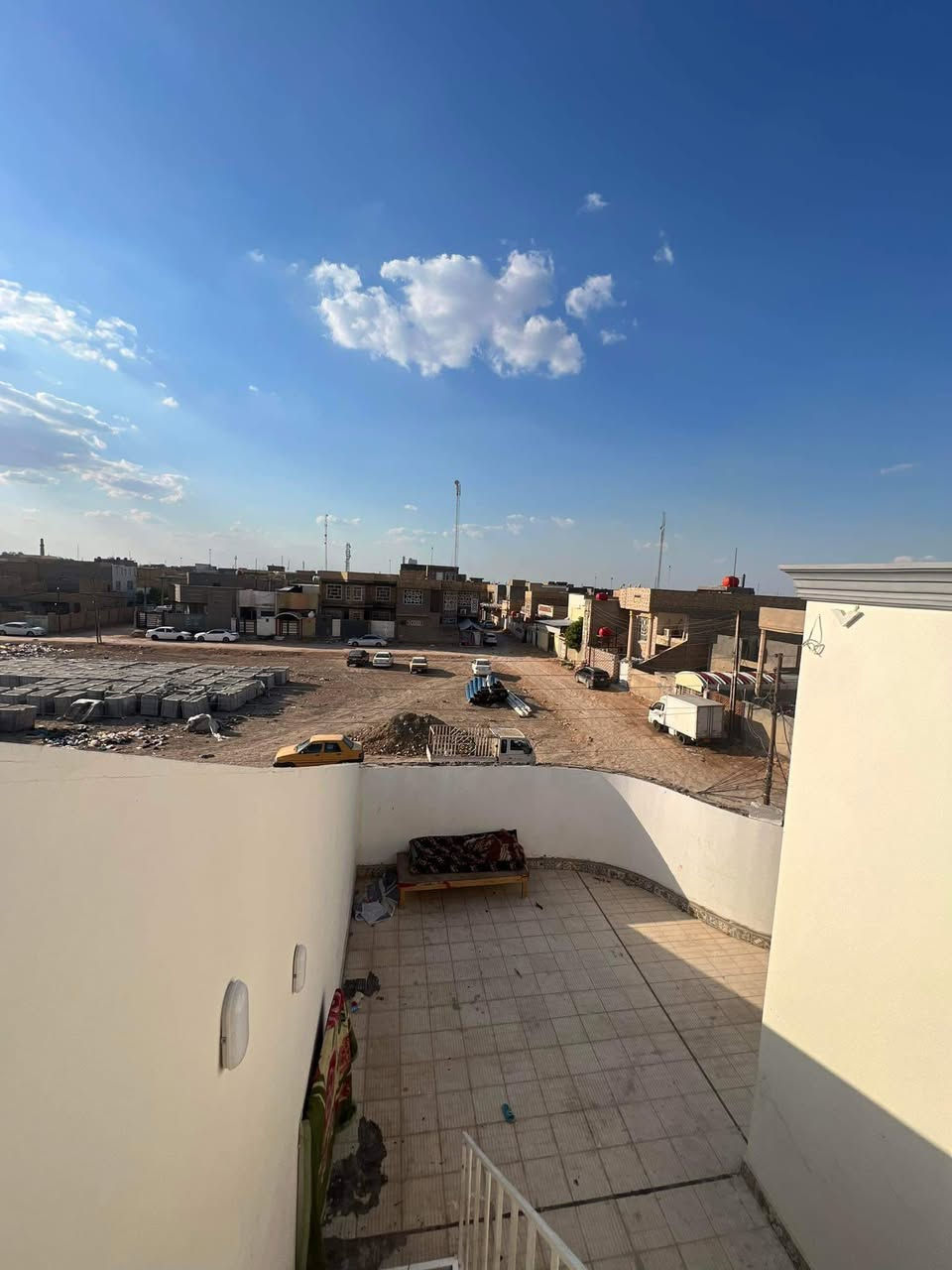 للإيجار – بيت طابق ثاني
📍 الموقع: حي الفرات – قرب مدرسة الاقتدار.

🔹 البيت معزول بالكامل عن الطابق الأرضي، ويتكون من:

* غرفتين
* صالة
* مطبخ
* صحيات
* طارمة

للاستفسار والاتصال:
📞 ***********

ملاحظة: يُرجى الاتصال للجادين فقط
