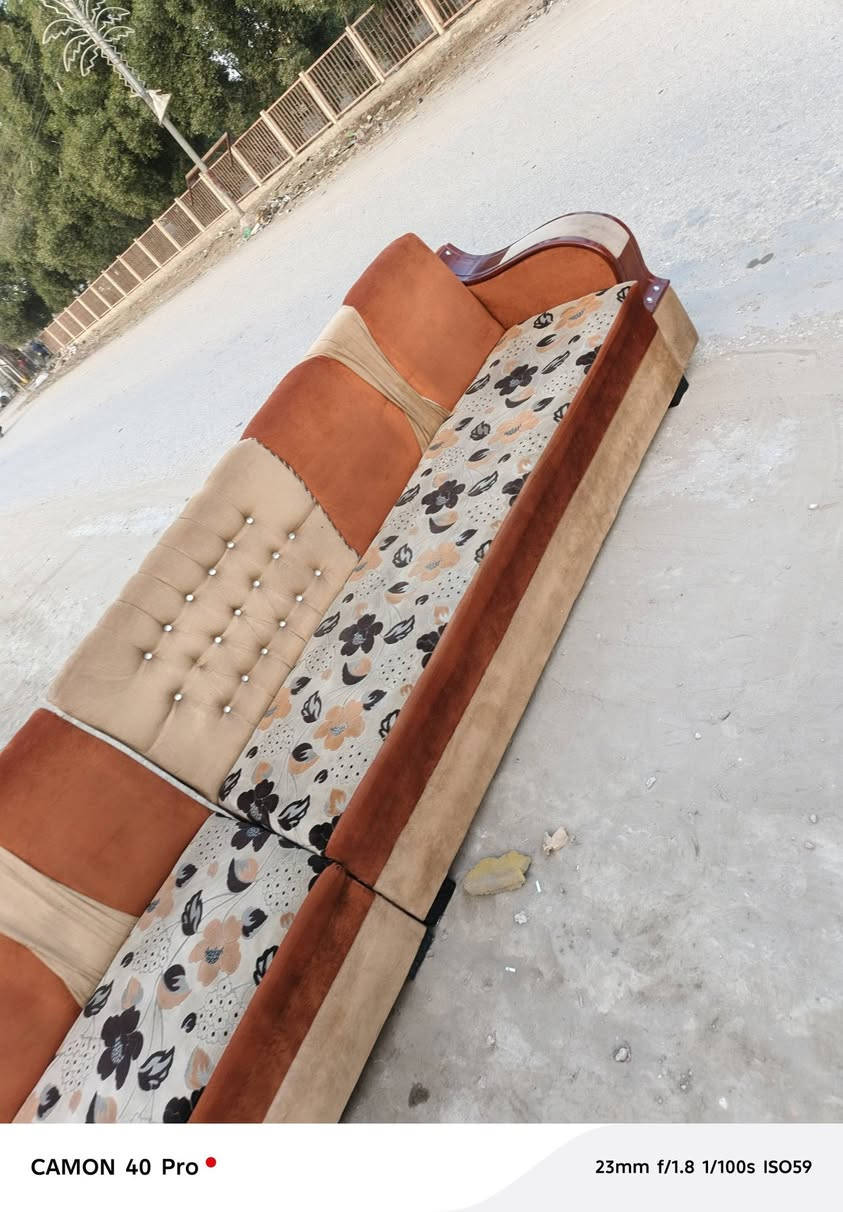 ديوان تسكام ونظيف وثقيل بلوك اسود ٢٠ نفر اخو الجديد اي ضرار مابيه حيل نظيف جدا واكو الي باب بيتك عدنه توصيل ***********
