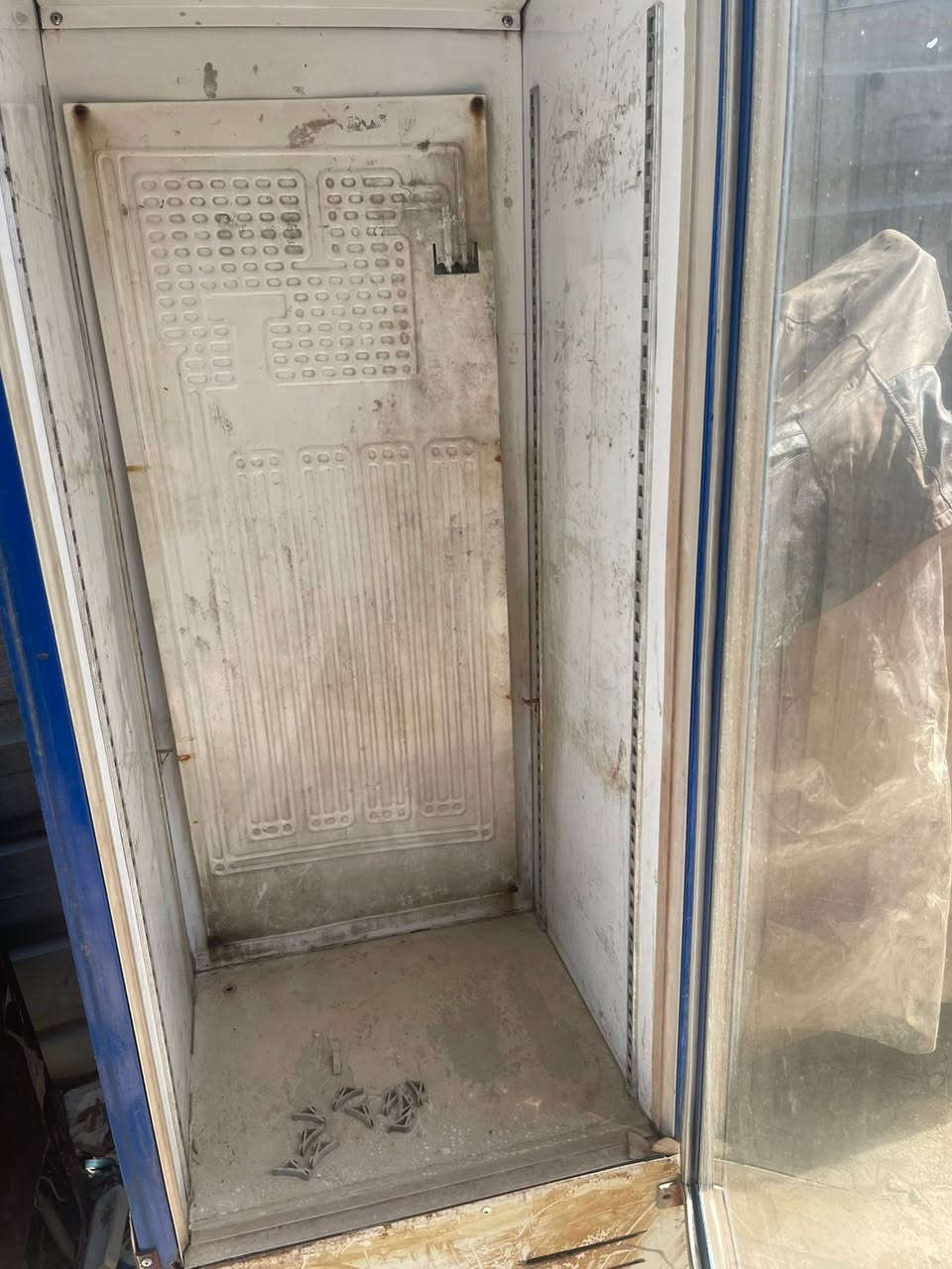 السلام عليكم غراض مطعم كامله للبيع السعر ٨٥٠ الف وكل  الأغراض شغاله مكاني بغداد جسر ديالى الي شراي يتصل على الرقم ***********
