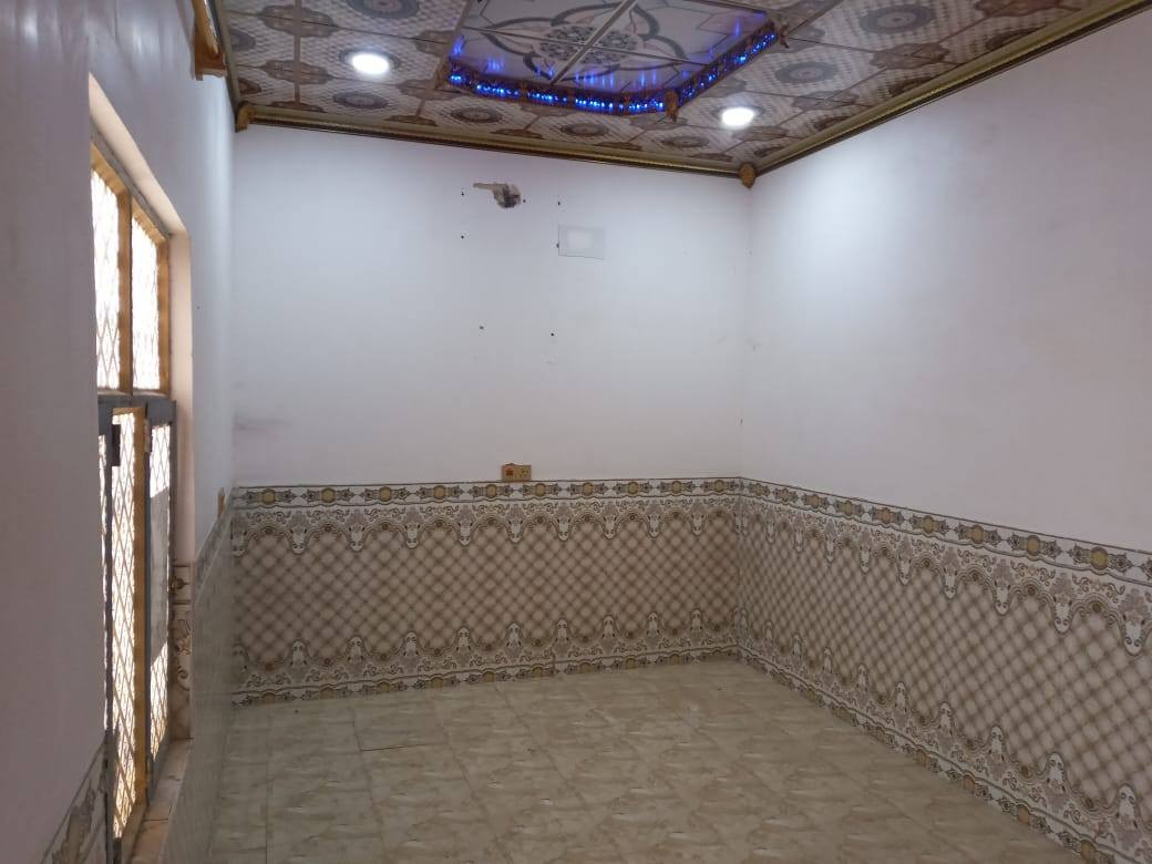 عندی بیت 100متر سعره بلاش والله نضيف وينفع اصحاب دخل المحدود طابو زراعی سند ٢٥ مع اقرار
محکمه سعره 30 ملیون البناء بلوك اعکاده بیت متواضع الي يريده للزيارات مجهزه من كهرباء وماء وكيزر ويحتوي غرفه وصاله ومطبخ وحمام وساحه اماميه للبيت موقع البيت على طريق كربلاء_طويريج بالقرب من سيطره البراهيميه منطقه شكريه وتدخل فرع مشي عشر دقائق من شارع للبيوت يبعد عن الامام 8 كيلومتر
 للتواصل (مهدي _***********) كربلاء, العراق
