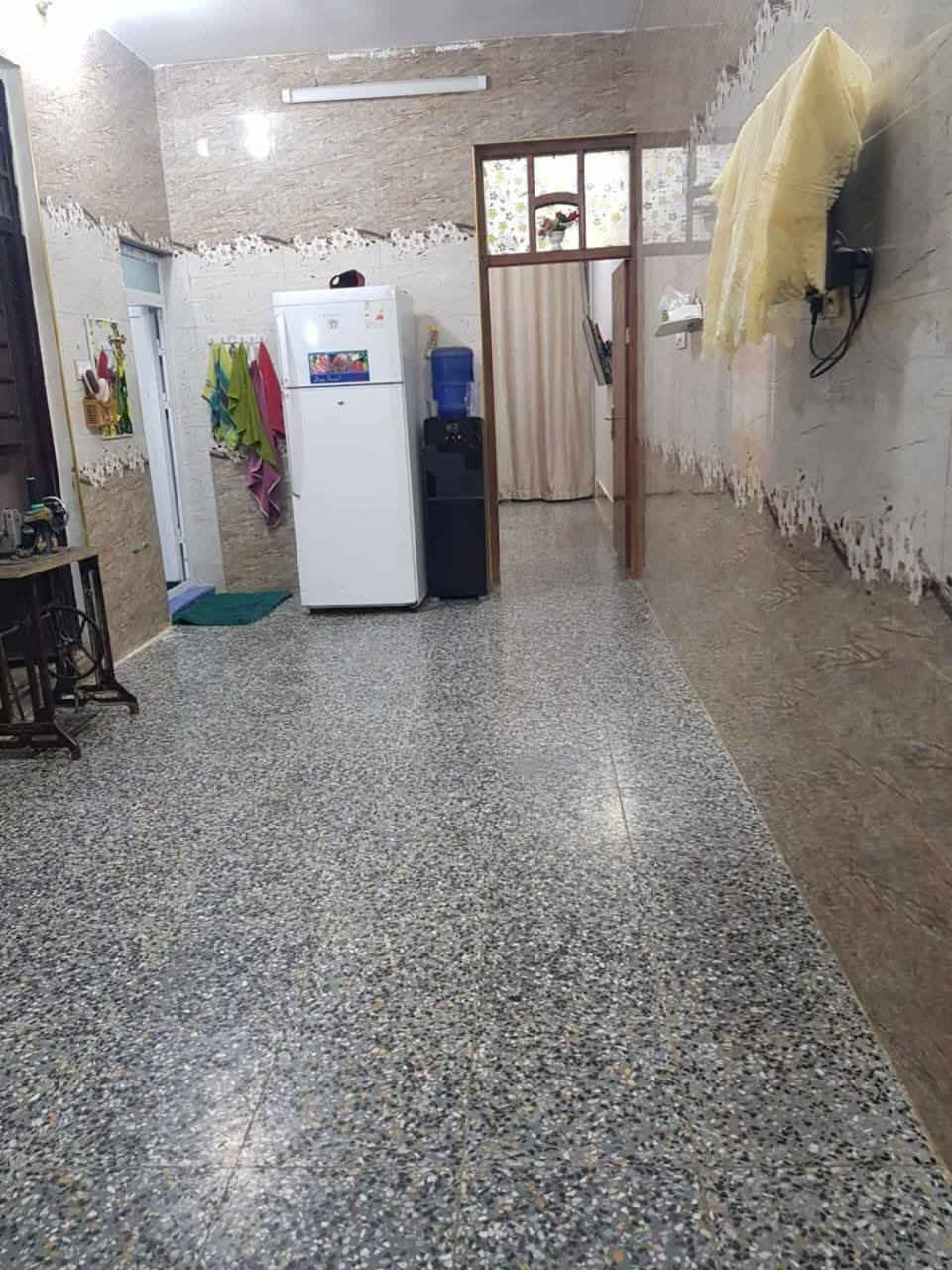 سلام عليكم 

دار للبيع مساحة يتكون من ١٠٠متر استقبال ٥×٣٦٠
وبصفة متدخل، وصاله ٧ متر من ضمنها مطبخ ومنور وبصفة حمام، وغرفة ٤٥٠×٥ وترك ١٥٠×٥ وحوش ٣٥٠×٥ وبالنسبة للبيت الفوك كله مطبك حتى البيتونه زفت وفلين وشتايكر، والجوه كله كامل كاشي من الترك لباب الشارع. العنوان بغداد بوب الشام  زراعي بيت ضيفان  الاستفسار الاتصال على الرقم ***********
