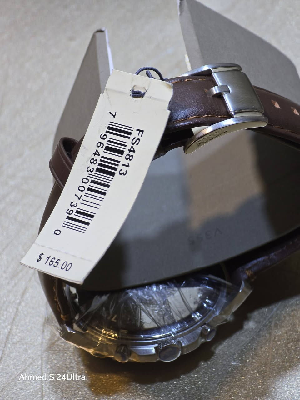 السلام عليكم هذه الساعة هي ساعة Fossil Grant Chronograph للرجال (موديل FS4813)، وتتميز بتصميم كلاسيكي يجمع بين الأناقة والعملية.
المواصفات الرئيسية للساعة:
المينا: أسود اللون مع أرقام رومانية كلاسيكية وعقارب مضيئة.
الهيكل: مصنوع من الستانلس ستيل (الفولاذ المقاوم للصدأ) بقطر يبلغ 44 ملم وسماكة 12 ملم.
الحزام: مصنوع من الجلد الطبيعي باللون البني، ويبلغ عرضه 22 ملم.
الحركة: تعمل بنظام الكوارتز ياباني (Quartz) مع خاصية الكرونوغراف (عرض تناظري).
المقاومة للماء: مقاومة للماء حتى عمق 50 متراً (مناسبة للسباحة السطحية ولكن ليس للغوص).
الزجاج: زجاج معدني (Mineral Crystal) مقاوم للخدش


**إذا كنت صاحب هذا الإعلان وتريد حذفه لأي سبب، رجاءا أرسل رسالة إلى الدعم الفني**