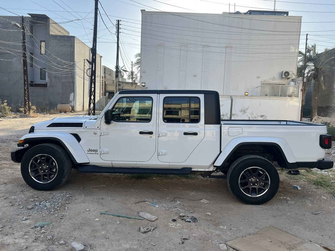 جيب كلاديتور Rubicon-Overland موديل 2023
داخل بغداد – وارد أمريكي
•كشنات جلد 
•بصمة وتشغيل عن بعد
    * السيارة نظيفة جداً وماشية 7000 كيلو 
نظام مانع الانزلاق (Traction Control)
 • نظام الثبات الإلكتروني (Stability Control)
 • كاميرا خلفية واضحة
 • تنبيه فقدان السيطرة بالطرق الزلقة
 • أنظمة أمان ذكية تحافظ على ثبات السيارة بالسرعات والمنعطفات

نظام Hill Start Assist يساعدك تطلع الطلوع بدون ما ترجع السيارة
 • نظام Hill Descent Control ينزلك المنحدرات بثبات بدون ضغط ع الفرامل
 • دفع رباعي 4×4 يتحكم بالعزم حسب الطري والسيارة بعد بيهة هواي مواصفات متحتاج شرح
•السيارة ضربتهة بالبچم ومتصلحة بالكامل
رقم صاحب السيارة : ***********
