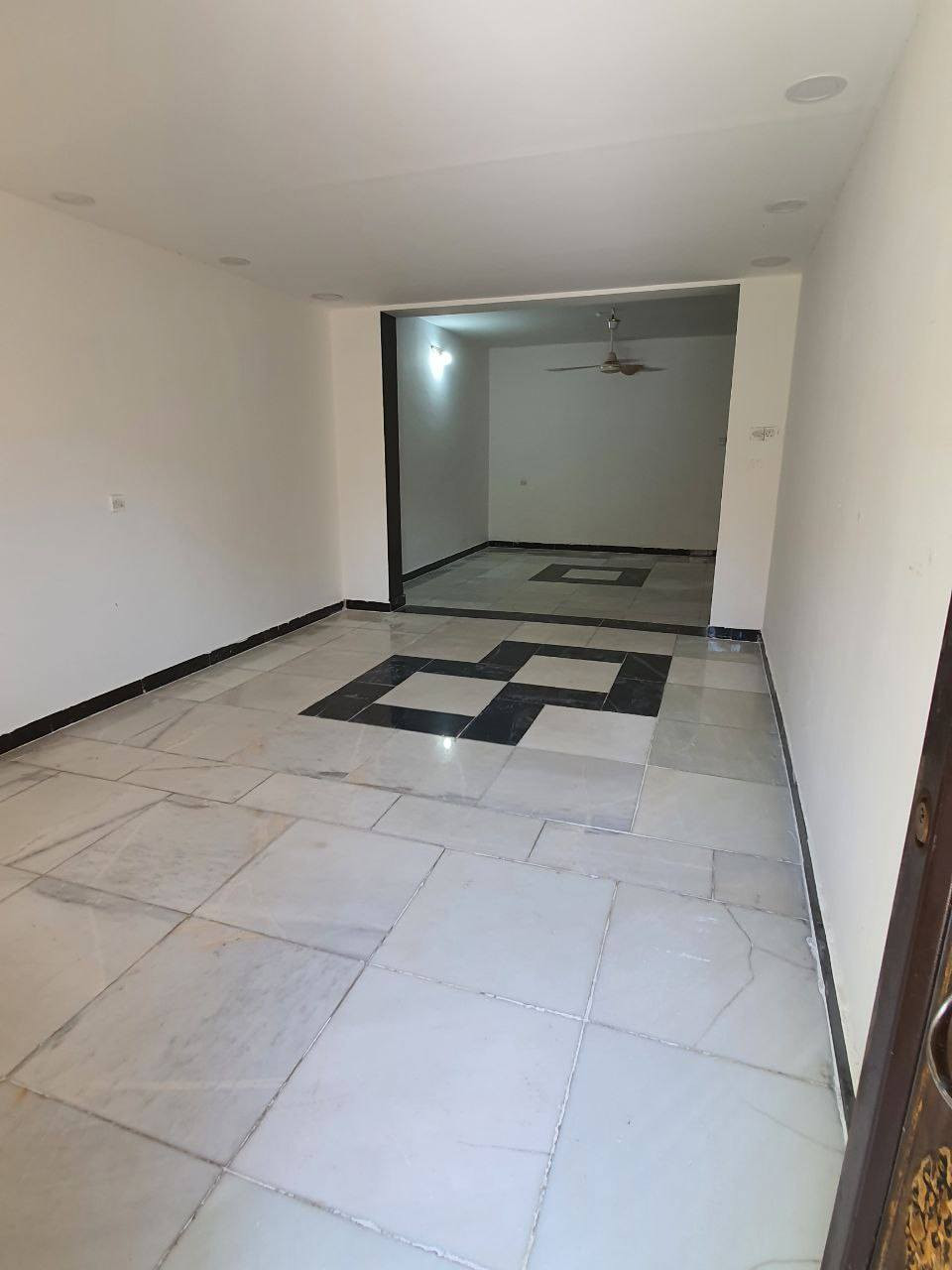 يتوفر في مكتب #الوميض_للعقار 
🏠 بيت للايجار مساحه ٢١٠ م
 نظيف جدا يحتوي على 
🔸️كراج كبير 
🔸️حديقه 
🔸️ استقبال  صاله داخليه كبيره  مطبخ كبير غرفة نوم ٤.٥ × ٤.٥ م  منور خلفي وخدمات 
🔸️الطابق الثاني ٣ غرف نوم وحمام 
في المنزل  ايضا 
🔸️سخانات عدد ٢ 🔸️مراوح سقفيه ٤🔸️ ماطورات ماء عدد٢ واحد بوستر 🔸️ساحبات عدد ٣ 🔸️خط مولد 
🔸️الارضيه مرمر .🔸️الشارع عريض 🔸️منطقه هادئه وقريبه على جميع الخدمات (كنيسه. جامع .مدارس .مركز الصحي .والأسواق. وخطوط النقل )
الاتصال 
***********
