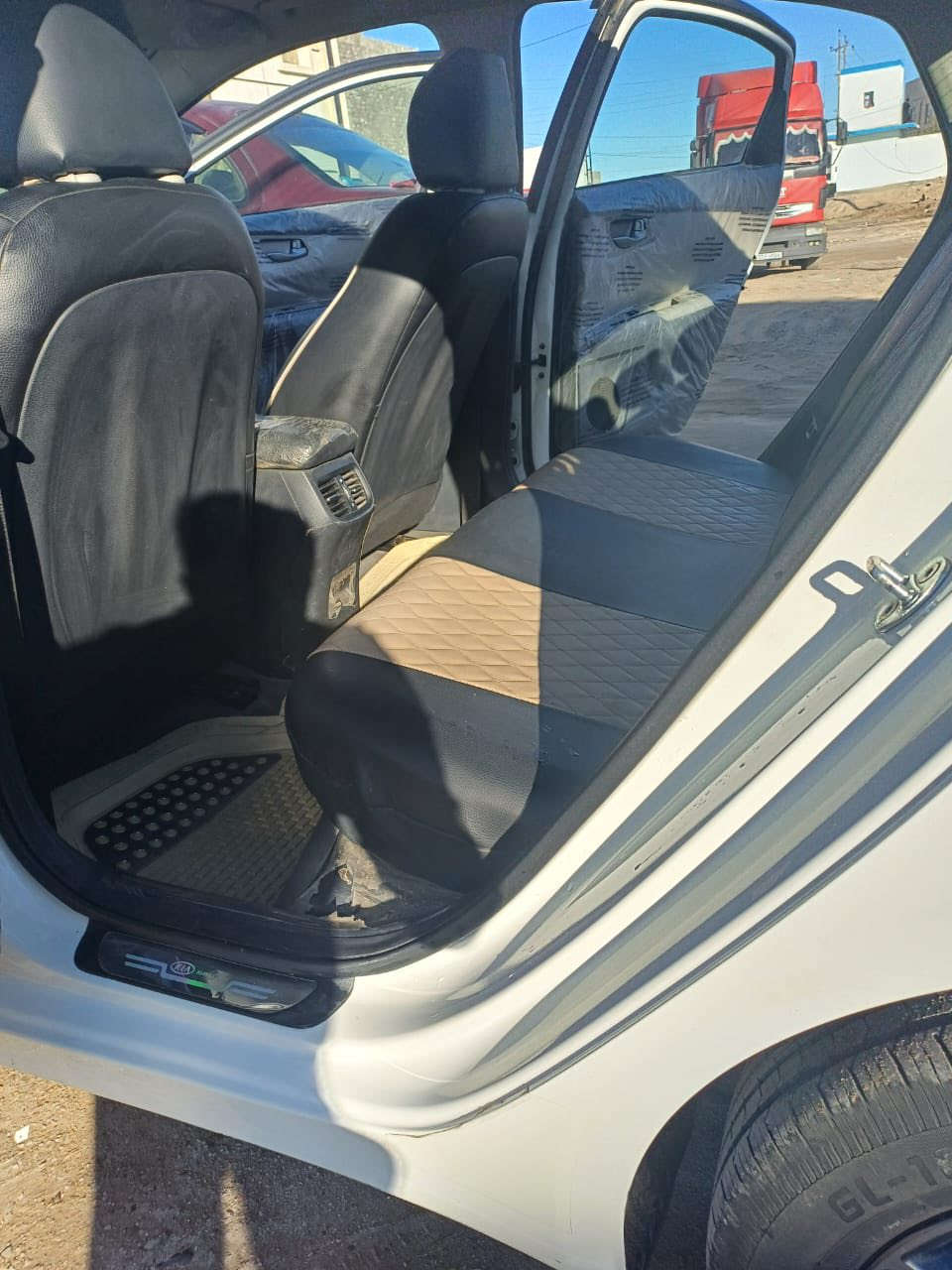 السلام عليكم
للبيع 
كيا سيراتو 2022
السيارة خليجي فول مواصفات الخليجي المعروفه
مبدل باب عكس السايق بلادي 
السعر 170وبيهة مجال للشراي 
***********
***********
