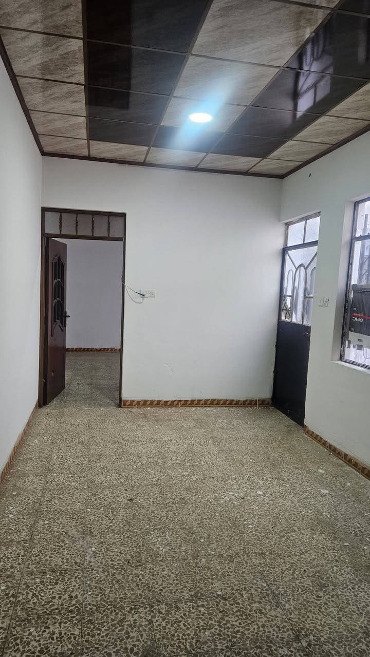 بيت ١٠٠ متر طابق واحد للأيجار
الموقع/ سومر (الساهرون الثانيه) خلف السايدين
بدل ايجار / ٢٥٠ الف 
سقوف كاشي سيراميك
‏‪0751 806 8234‬‏
‏‪***********‬‏
