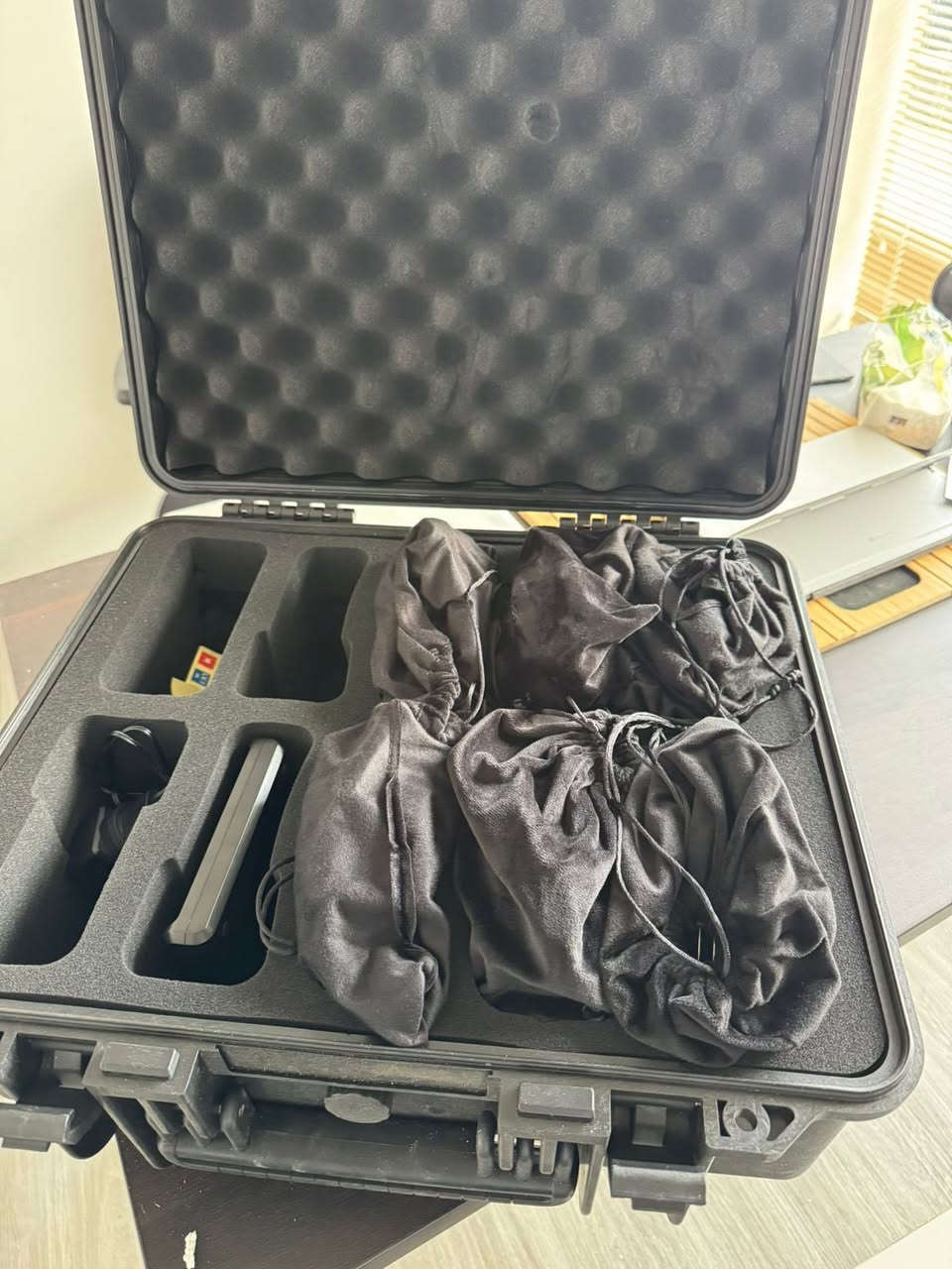 للبيع 
نظام Xtalk XPro من شركة Synco هو الحل المثالي لمصوري الأعراس ومنظمي الفعاليات لأنه يسمح للفريق بالتواصل صوتياً "بدون استخدام اليدين".

إليك مواصفاته بشكل مختصر ومفيد:

1. تقنية Full-Duplex (التواصل المزدوج)

الميزة: تسمح للجميع بالتحدث والاستماع في نفس الوقت (مثل المكالمة الهاتفية)، عكس أجهزة اللاسلكي التقليدية (Walkie-Talkie) التي تجبرك على الانتظار حتى ينتهي الطرف الآخر.

2. مدى الاتصال والثبات

المسافة: يصل المدى إلى 350 متر في خط مستقيم (Line-of-Sight).

التردد: يعمل بتردد 2.4GHz، مما يجعله مستقراً عالمياً ولا يحتاج لتراخيص.

3. التصميم والراحة (Master & Remote)

بدون محطة أرضية: لا يحتاج لجهاز وسيط (Base Station)؛ سماعة "الماستر" هي التي تدير الشبكة، مما يجعله خفيفاً جداً في التنقل.

إلغاء الضوضاء (ENC): يحتوي على ميزة تقليل ضوضاء الخلفية، لتسمع صوت فريقك بوضوح حتى في قاعات الأعراس الصاخبة.

4. البطارية والتشغيل

مدة العمل: تعمل السماعة لأكثر من 20 ساعة متواصلة.

الشحن: البطاريات قابلة للإزالة والشحن الخارجي، مما يعني أنك لن تتوقف عن العمل إذا فرغت البطارية.

5. سهولة الاستخدام (Auto-Pairing)

بمجرد تشغيل السماعات، ترتبط ببعضها تلقائياً.

كتم الصوت (Mute): بمجرد رفع ذراع الميكروفون للأعلى، يتم كتم صوتك فوراً.
سعر 875,000 الف 
للعلم سعر جديد 1،026،000 
مستخدم فقط 5 مرات


**إذا كنت صاحب هذا الإعلان وتريد حذفه لأي سبب، رجاءا أرسل رسالة إلى الدعم الفني**