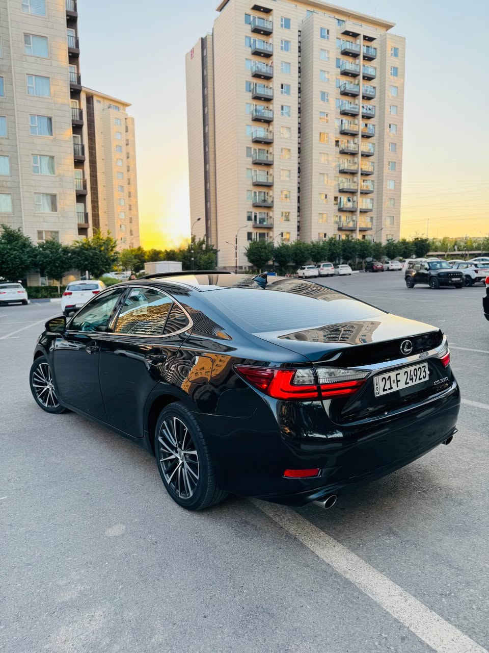 Lexus ES350 2016 
فول مواسەفات 
سڵاید،بەسمە
حاسە پێش و دوا 
کامێرە 
کوشن جلد خەزن 
سەیارەکە زۆر جوان و تازە ماوەتەوەو بە هەیکەلە 
١ پارچەی بۆیاخە بێ ناوگرتن 
گێڕ و مەکینە بەشەرت نەکراوەتەوەو نە گۆڕاوە 
١١٠ هەزار ڕۆشتوە 
نرخ:١٧٨
*********** السليمانية, العراق
