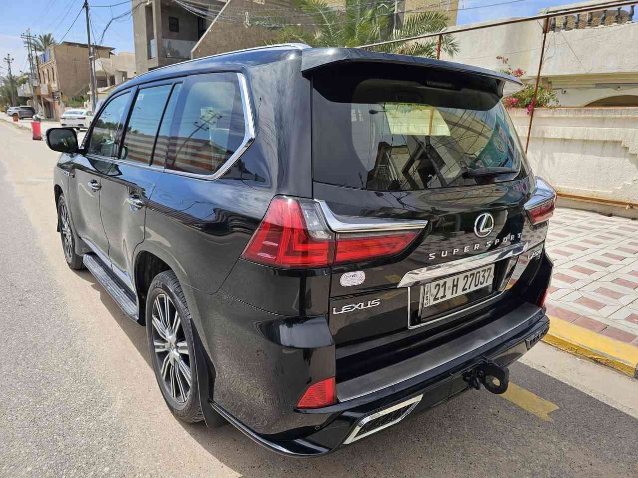 السلام عليكم للبيع لكزس 2018 LX570  بريم مكفوله كامل مواصفات ماشيه 90 الف للستفسار الاتصال ***********
