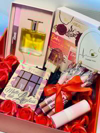 بوكس عيد الحب • عطر أنثوي • ورد أحمر