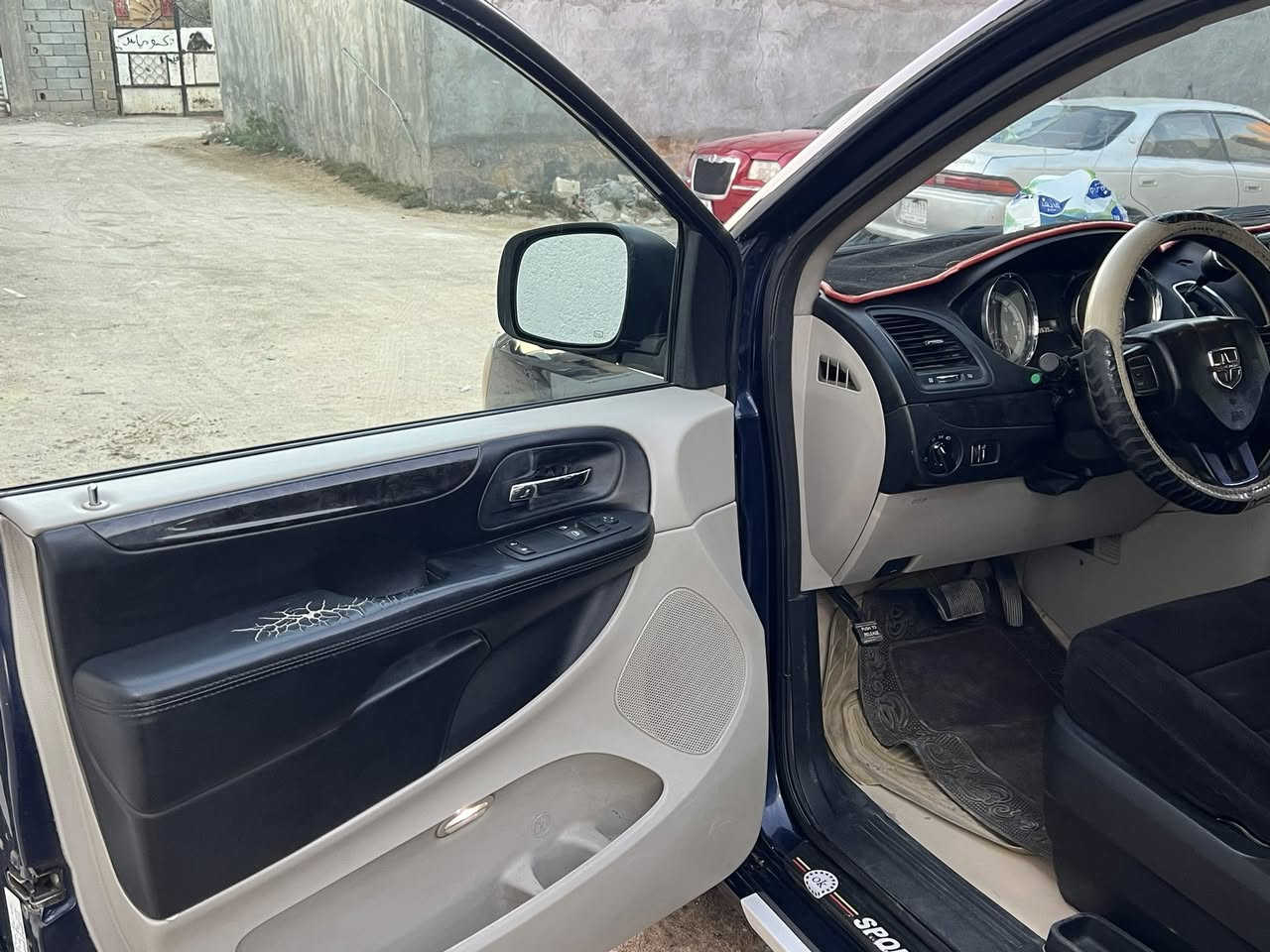 سلام عليكم 
دوج كرفان 2012 وارد امريكي حادثها جاملغ و بنيد 
السيارة مبدل بنيد بلادي و صبغ الجاملغات الأمامية +الباب السايق + قبق الجنطة موجود سونار للسيارة 
محرك 6 سلندر 3600 
السيارة كير + مكينة + حدادية أمامية و خلفية تبريد 3 قطع + تدفئة و تبريد ثلج ادامة كاملة للتبريد ادامة للمكينة 
كهربائيات السيارة كلها شغالة و جاهزة لايت اصفر و العالي زينون سكنات كلها شغالة حساسات + مري جانبي سستم سماعات كلها شغالة 
تحكم ستيرن مثبت سرعة حساسات خلفية تخم تاير جديد سبير جديد دواخل صاج 
رقم بصرة الإنكليزي الجديد سنوية 2030 تحويل مباشر مكفولة من الكصة و العيب الشرعي و الغرامات و كلشي سيارة جاهزة على آخر شي مال جناي 
كلشي بالسيارة شغال و جاهز ما ناقصها اي شي نهائياً تجي و تشوف بعينك و تفحص وين ما يعجبك 
مكان السيارة البصرة قضاء شط العرب الجزيرة 
السعر120 و بيها مجال 
رقم الهاتف:***********
