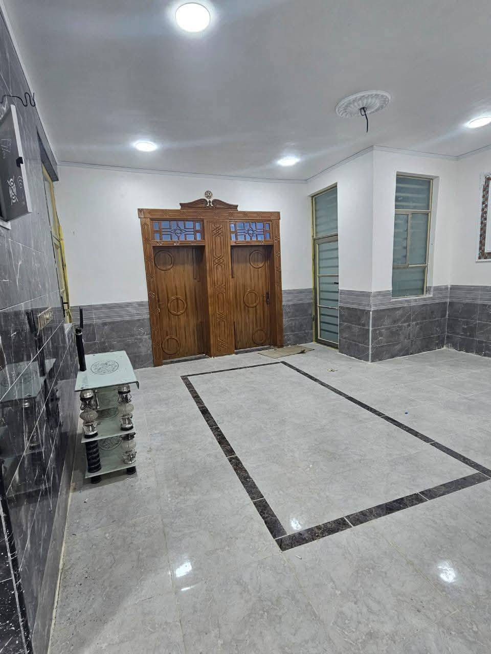 دار للبيع 200م🏕️ (مكتب الخليج للعقار عمود327)
*********** وتساب
***********
✅ مشمول بقرار التطويب 

بسعر /85/ مليون مع المجال
موقع /نجف 🏡شارع الحولي مال المطار عمود 327

البناء 🏡 
غرفتين /صاله/مطبخ / ستقبال/ صحيات/
بناء مرتب/ اساس + سقف كونكريت + طابوك

ألخدمات 🏡 
ماء/كهرباء/مدارس/سوق/تبليط/لحد الباب
