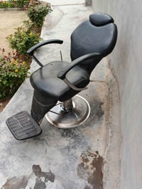 كرسي حلاقة • شغال • نضيف