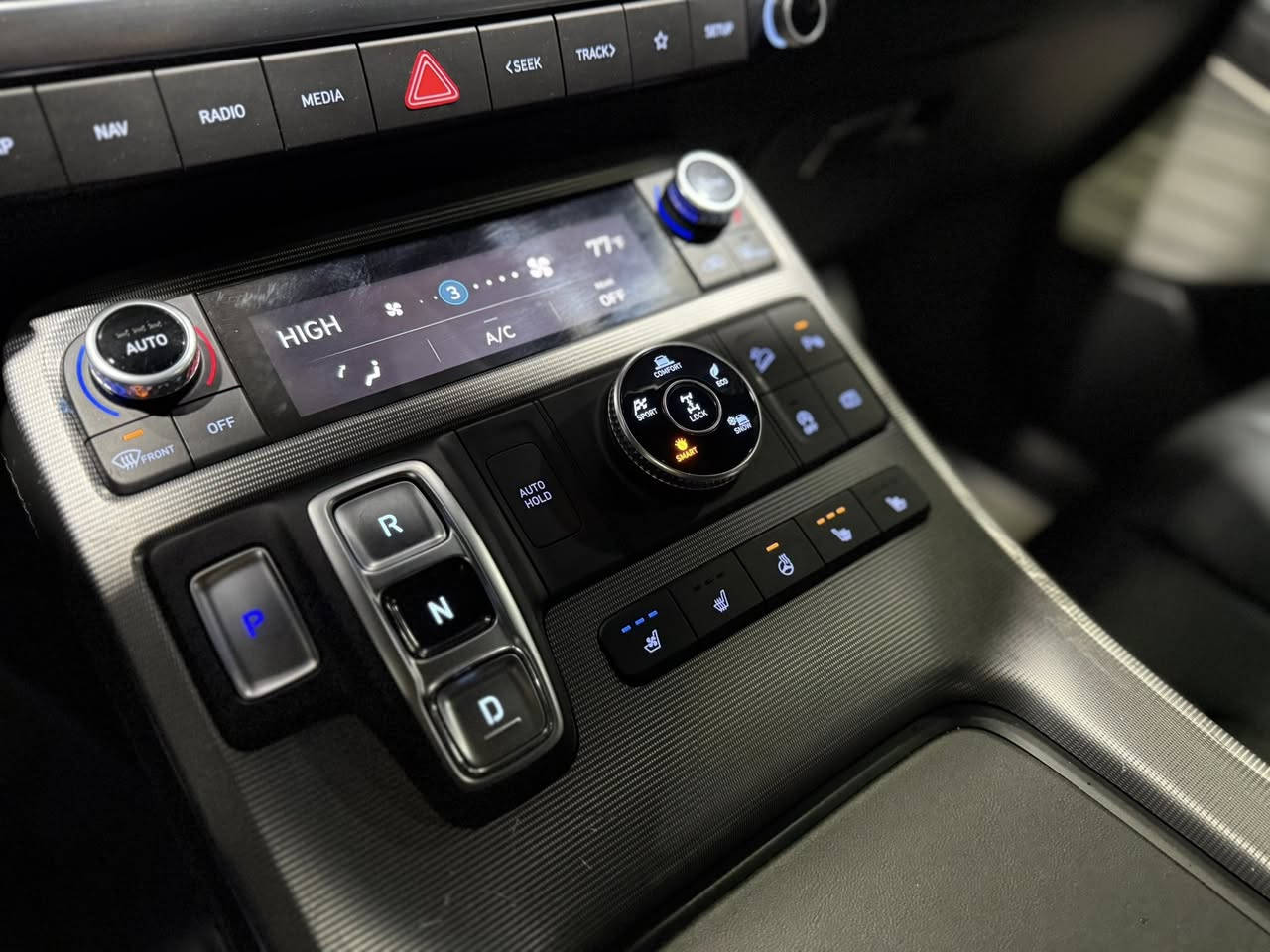 #معرض_سما_دبي_لتجارة_السيارات_الامريكية_والكندية

#المركبة : هيونداي باليسيد فئة كالكرافي (أعلى فئة)  
#الضرر :  جاملغ وبنيد
#الرقم : اربيل ( تحويل او وكالة )
#الموديل : 2024

#المواصفات :

▪️المحرك : 3.8L (ستة سلندر)
▪️العداد : 13 الف ميل حقيقي
▪️حجم الويل : ويل كب كالكرافي حجم 20 اصلي مع طقم تايرات بحالة ممتازة
▪️غرفة السيارة : كشنات السيارة جلد اسود اصل مع سقف شامو
▪️لايتات زينون ثلاث عدسات عالي وناصي مع حاجب LED عالي الإنارة 
▪️بصمات عدد 2 للأبواب مع بصمة جنطة وبصمة تشغيل وتشغيل عن بعد
▪️فتحات سقف عدد 2
▪️مصابيح ترحيب في مقابض الأبواب 
▪️نظام ال 5 كامرات
▪️رادار امامي
▪️حساسات ورادارات الاجتياز الجانبية (نقاط عمياء)
▪️حساسات امامية اصل
▪️حساسات خلفية اصل
▪️شاشة الدشبول حجم كبير للتحكم بايعازات السيارة
▪️تحكم فول كهرباء لكرسي السائق والراكب
▪️كشن ذاكرة (خزن ميموري)
▪️تدفئة وتبريد لكشنات المقدمة مع تدفئة ستيرن
▪️تدفئة فقط للكشنات الخلفية
▪️ اشاير بالمرايا الجانبية
▪️ثلاث قطع تبريد
▪️سايد بريك دكمة
▪️سستم صوت
▪️تحكم فول كهرباء للكشنات الخلفية
▪️بردات خلفية اصل
▪️تحكم ستيرن جهتين بلوتوث وحاكية وكروس سرعة وتحكم صوت 

السعر المطلوب: 297 ورقة مع المجال
 
الاتصال على : ***********

معرض سما دبي لتجارة السيارات والمزادات الامريكية
النجف - المدينة المائية -مقابل حي الجامعة

ولمشاهدة المزيد من السيارات الخاصة بمعرض سما دبي  للسيارات الامريكية زورو موقعنا على الرابط التالي:

‏https://m.facebook.com/معرض-سما-دبي-لتجارة-السيارات-والمزادات-الامريكية-109437940947714/?ref=bookmarks
