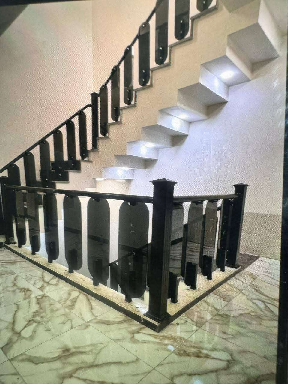 محجر المنيوم تركي بضمان 💯💯
نوع المقطع اولسان > والليبل ع المقطع موجود✅
وبأنواعه الدائري والمربع والزجاج ول ملكي ✅

كرسته وعمل ونقل وشد يعني ماكو اي اضافه ✅
تركي 💯💯 شركه اولسان

تتاكد من نوع المقطع واذا شفته مو تركي ومو نفس المواصفات المذكوره يرجع الكادر ولاتدفع اي دينار 
ملاحظة اذا عندك درج تريد تسويله محجر وتريد تعرف شكد يكلف بس صور الدرج مقطع فديو وارسلللنا على الصفحه او على الواتس ونحسبلك التكلفه بالزايد شكد يكلف ونرسلك الصور والموديلات 
خليك بل بيت 🏠 احنا نجيك ✅

مستعدون لتنفيذ كافه اعمال المحجرات للشركات والدوائر الحكوميه والاهليه وباسعار تنافسيه وكوادر ذو خبره عاليه 

لايك للصفحة👍 ليصلكم كل ماهو جديد 🆕
للتواصل ارسال رساله✉️ او الاتصال بنا  📞
***********
