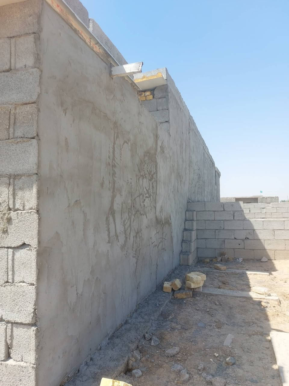 السلام عليكم بيت بحي المنتظر قرب جسر الدجيلي جهة السفحه طريق المعهد التقني
بيت 200متر مرقم ومسجل بالبلديه معاملته مرفوعه شارع اسواق ريحانه يبعد 300متر عن شارع العام يتكون من ثلاث غرف نوم وصاله واستقبال ومطبخ وحمام داخلي وخارجي. 
بتلو طابوق ارتفاع متر مفروش لايلون وملبوخ ومزفت
تاسيس ماء ومجاري كامل مواد تركي الاصلي 
محدول قفاز
سبتتنك صب مسلح
سقف ساندويش بنل الاصلي
كهرباء وماء واصله للبيت
نقص تاسيس كهرباء ولبخ مثل ماموضح بالصور
***********

