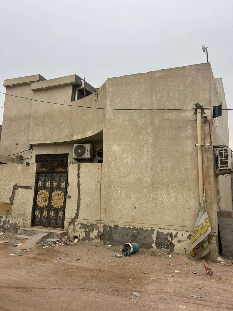 السلام عليكم ورحمة الله وبركاته 

بيت للبيع مع الاثاث 
خمس سبالت طن ونص 
واحد اربعه طن 
المساحه 110 زاد فضله 30 متر بص البيت البيت فارغ تتكاتب تستلم المنطقه حتى مجاري بيهه 
الطابق الاول غرفه وصاله ومطبخ وديوان 
الطابق الثاني سويت غرفه وصاله وصحيات
السعر 75 مليون طابو زراعي عراقي
العنوان البهادريه الطريق الرابط بين ابو الجوزي والبهادريه للاستفسار *********** البصرة, العراق
