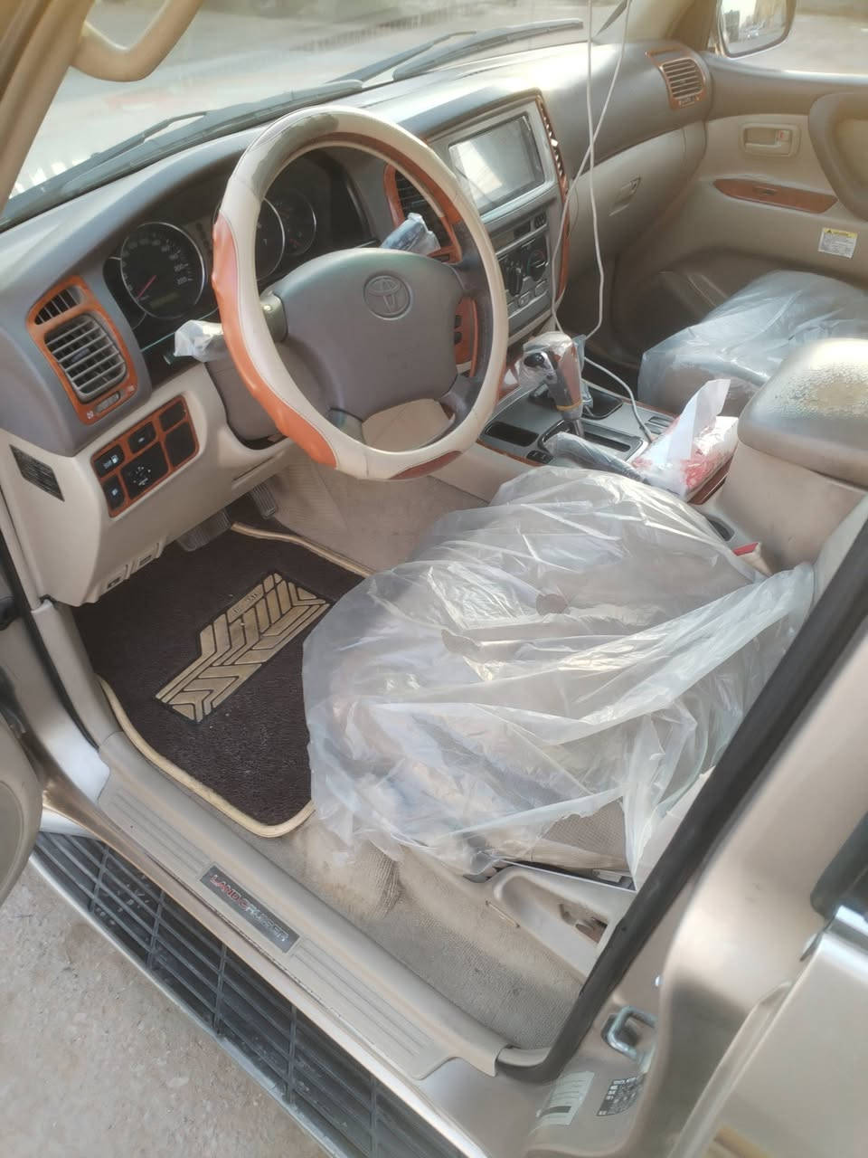 لاندكروز ٢٠٠٦ رقم مثنى بأسمي فول مواصفات مكان النجف مكفوله مكينه بلاديه ما مفتوحه كير وحداديه وبدي مكفولات تخم تاير دنلوب رقم الهاتف ***********
