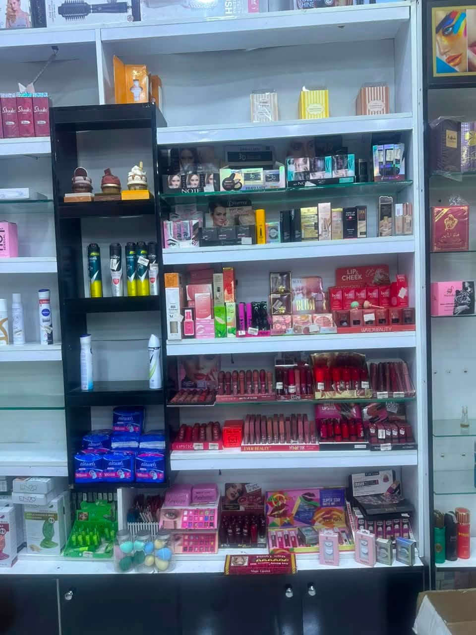رفوف محل ديكور كامل يرهم كوزمتك او ساعات او اجهزه بيع مستعجل بسعر مناسب
***********
بغداد الحرية
