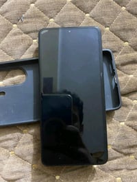 موبايل POCO بحالة جيدة جداً، مع كفر إضافي لحمايته. الجهاز نضيف ويعمل ب...