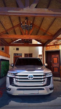 لاندكروز GX.R 2022  السيارة بيها بابين الي بجهة الراكب وباقي السيارة ك...