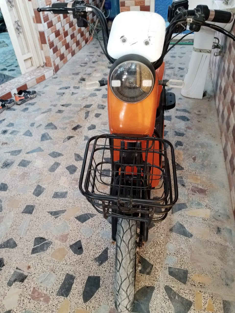 سلام عليكم دراجه للبيع ما بيه شي البطاريات حجم 16 بس ما عده البك لايت طاح علي ماي وحترك الدراجه نضيفه السعر 150 مكاني البصره حمدان التواصل ***********
