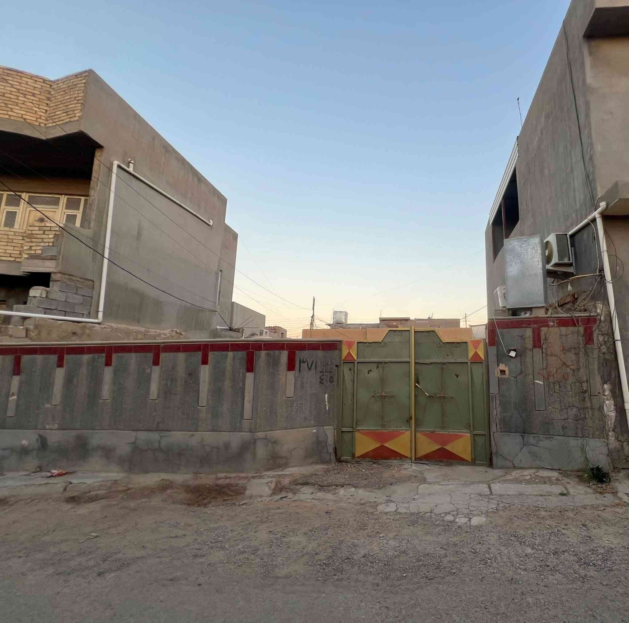 🏠 السلام عليكم بيت (قطعه) للبيع بناء قديم على شارعين .

📍حي المعلمين 
موقعه خلف مستشفى الرشيد قرب جامع البشير 
وقريب من المربع المدارس 

المساحه ٥١٨م

الاستفسار الاتصال ع الرقم ***********
