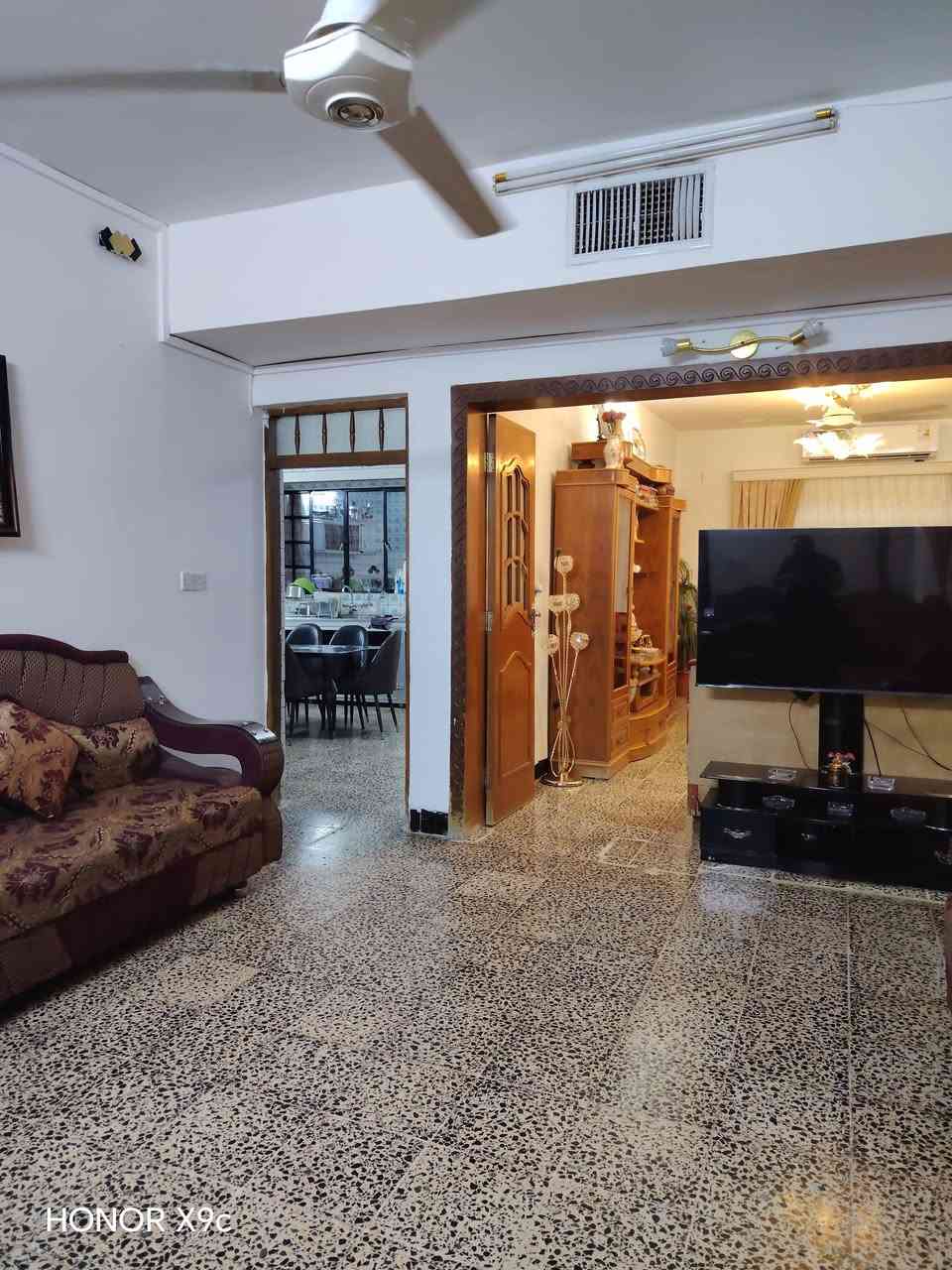 🏡✨ فرصة مميزة للبيع في أحد أفضل مواقع حي الرفاق ✨🏡
📍 حي الرفاق – قرب الروضة المحمدية 🌟 موقع ممتاز جداً وخدمات كاملة 🏫 قريب من المدارس والأسواق والجوامع والمراكز الخدمية
📐 المساحة: 233 متر مربع 📏 الواجهة: 10 متر 📏 العمق: 23 متر
🏠 العقار طابق ونصف
🔹 الطابق الأرضي: ▪️ غرفتان نوم ▪️ هول واسع ▪️ استقبال ▪️ مطبخ ▪️ صحيات ▪️ كراج واسع
🔹 الطابق الثاني: ▪️ غرفتان نوم ▪️ هول ▪️ صحيات
✅ العقار بحساب أرض ✅ صالح للسكن مباشرة ✅ منطقة هادئة ومخدومة بالكامل
📞 للتواصل والاستفسار: *********** ***********
📍 مكتب تاج الملوك للعقارات حي البكر – سايدين الكنيسة – مقابل أزياء الأصدقاء
🏘️ عندك عقار للبيع أو للإيجار؟ راسلنا على الخاص أو اتصل بنا مباشرة.
👑 مكتب تاج الملوك للعقارات عنوان الثقة
