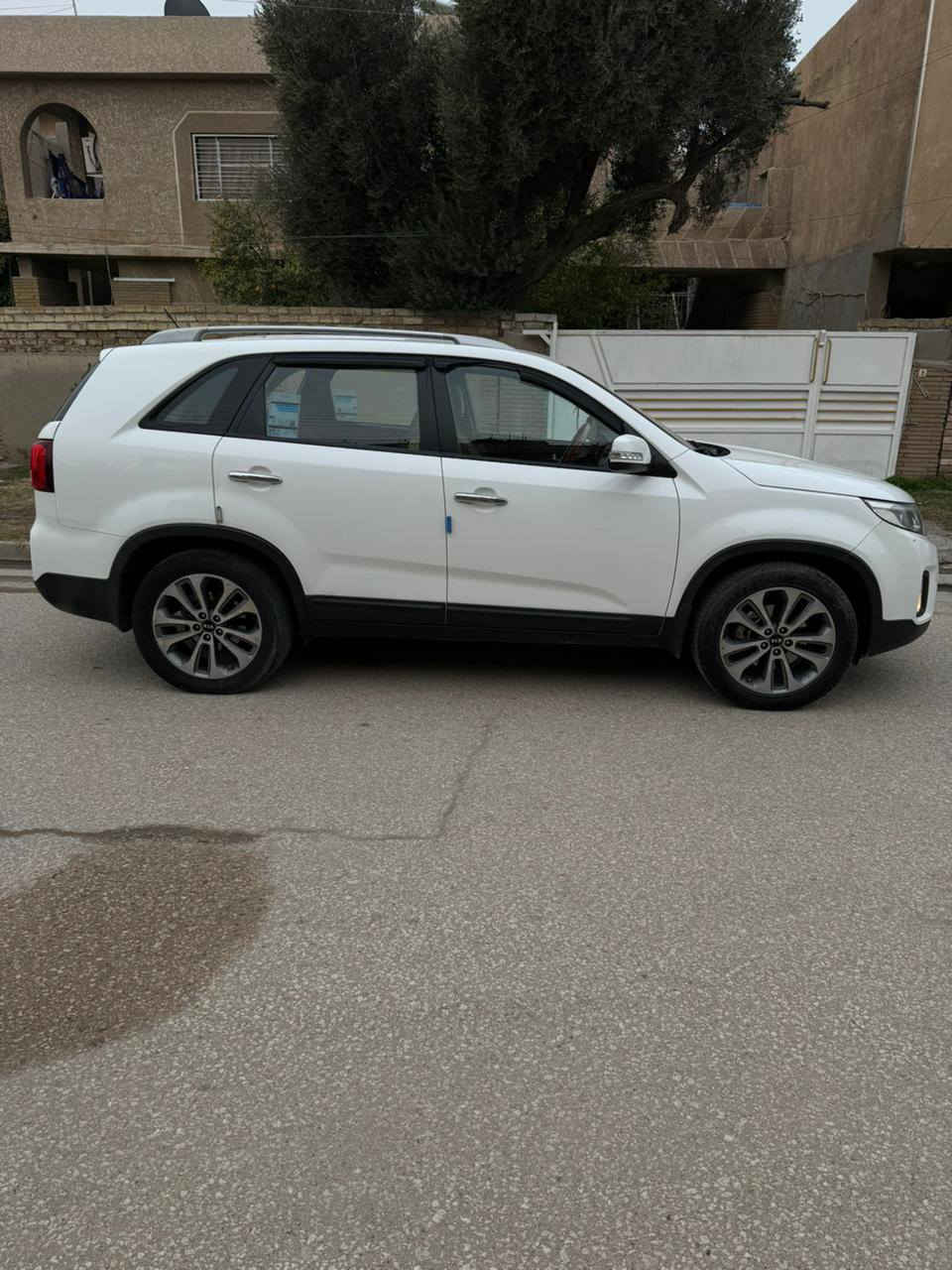 سورنتو 2015 وارد خليجي – أبيض – V6 رقم بغداد
 • محرك 6 سلندر
 • بدون فتحة (سقف عادي)
 • مكينة وكير مكفولات شرط الفحص
 • بدون ضربة
 • بدون صبغ أو تبديل
 • ماشيه (164 الف كيلو)
 • تحكمات ستيرن
 • مثبت سرعة
        •      نظام ايكو
 • نظام مانع انزلاق
 • 7 راكب
 • كامره خلفية
 • تبريد 3 قطع ثلج
 • إشاير مرايا
 • إضاءة أمامية زنون
 • كشنات مخملي دوشمة جلد
السيارة جديدة بيها سونار مكفولة مكانها بغداد حي الجامعة
صدر بالكامل جديد
منظومة بلكات ونزلات جدد
منظومة تبريد جديدة بالكامل 
تاير زوج امامي جديد 
للاستفسار 
الاتصال ***********
