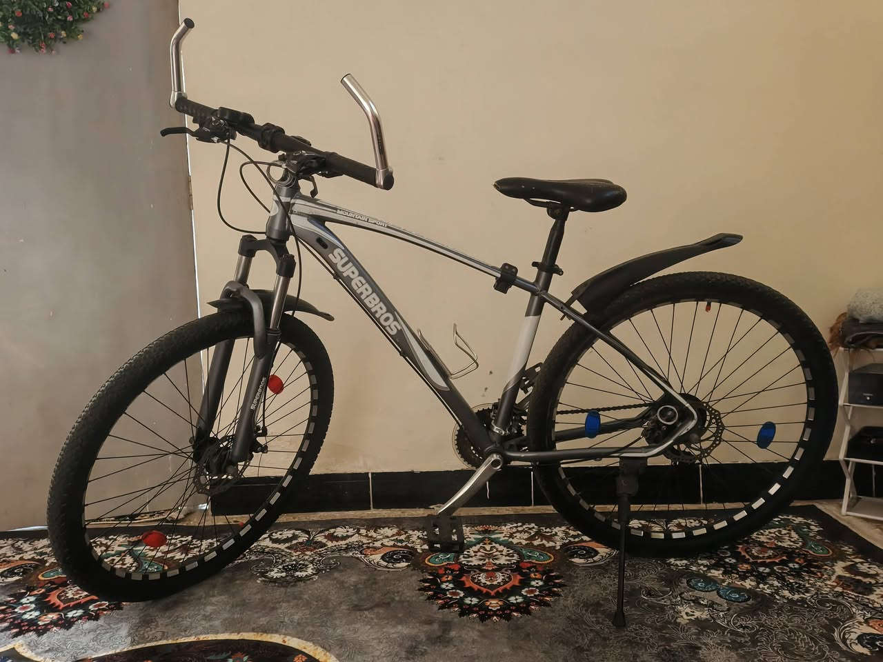 السلام عليكم بيسكل حجم 29 يباني  x6 السعر 150 الف وبي مجال وهاذا رقمي ***********
