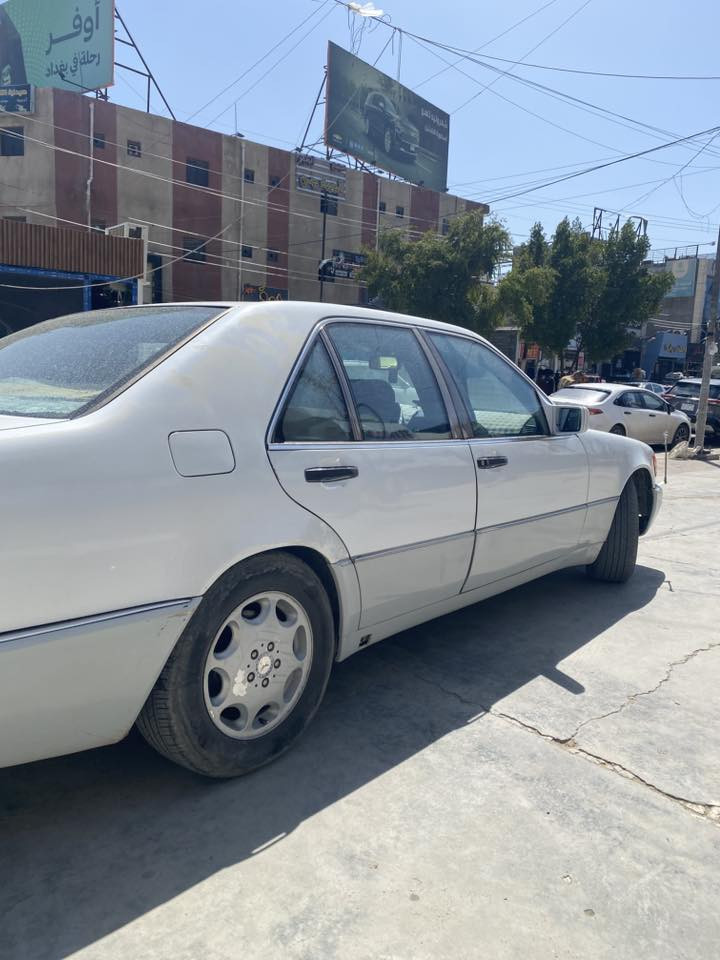 السلام عليكم شبح للبيع موديل 1993ابيض 
محرك تابوت 6سلندر 
مواصفتها معروفة من فتحت سقف محدثة جام والكشنات تحكم ابواب شفط المرايا شفط 
جميع الكهربائيات شغالة صدر مبدل حديثاً تايرات نضيفة جداً تبريد شغال 
السعر 78المكان بغداد العامرية ***********
