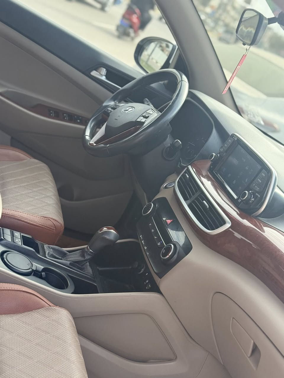 السلام عليكم توسان موديل 2020 وارد خليجي مكفوله رقم بغداد انكليزي بأسمي ماشيه 100  كشنات كهرباء خمس عدسات حساس امامي خلفي كشنات جلد سعرها 210 وبيها مجال 
‏***********
