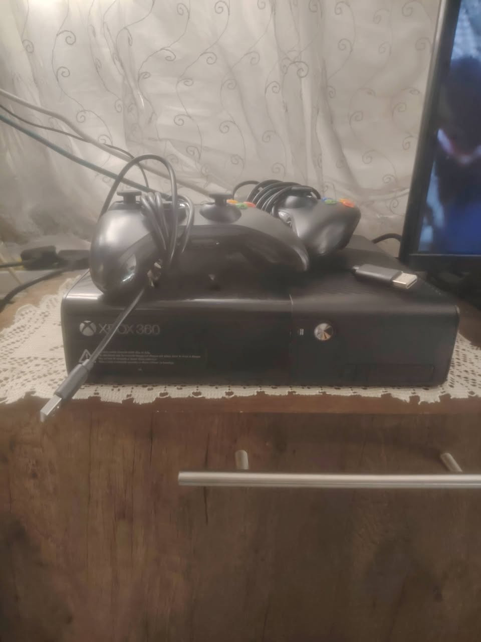 اكس بوكس 360 ويا ٣يدات ٢وير اليس وحدة واير وبي نضام ارورة البلي نضيف السعر ١١٠ وبي مجال الاستفسار على هذا الرقم *********** بغداد حي العامل
