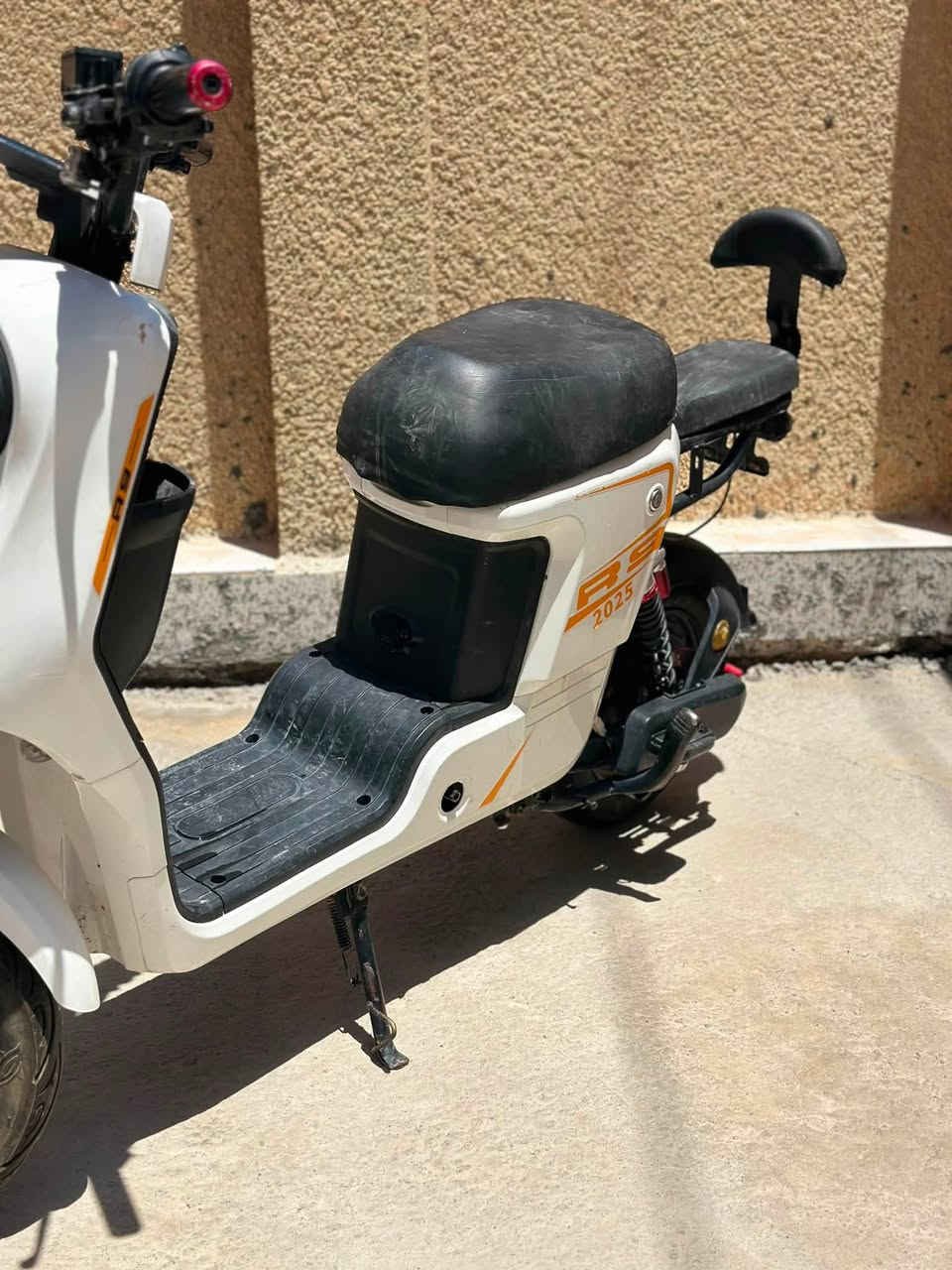 السلام عليكم
R9 للبيع 
بايسكل جديد بي نقص بطاريتين وكله شغال تجي تفحص وتأخذه شاحنه وياه 
سعره 350  وبي مجال 
📞 ***********  ومتواجد ع نت
