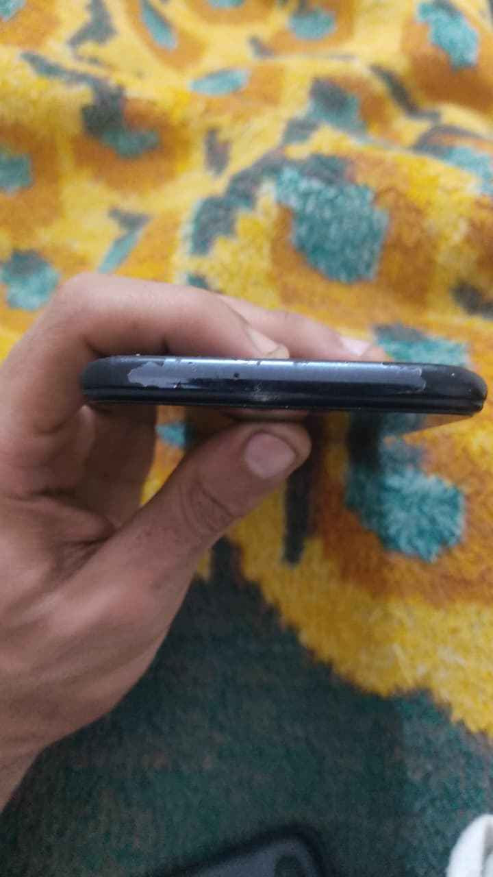 هاتف A70 مستخدم 
أخذه الابنك الصغير ا الاخوك الصغير

امبدل شاشة أصلية 
الايسي يحتاج تبديل بس يشحن طبيعي ماكو اي مشكلة تبديلة ب5 آلاف دينار تقريبا
غير متوفرة شاحنته ويا
ذاكرته 128 
المعالج سناب دراكون
 يشغل ببجي طبيعي وكل الألعاب تقريبا 

سعره 125 وبي مجال بل الي يرضيك 
اتصل على الواتساب فقط:
 *********** كربلاء, العراق
